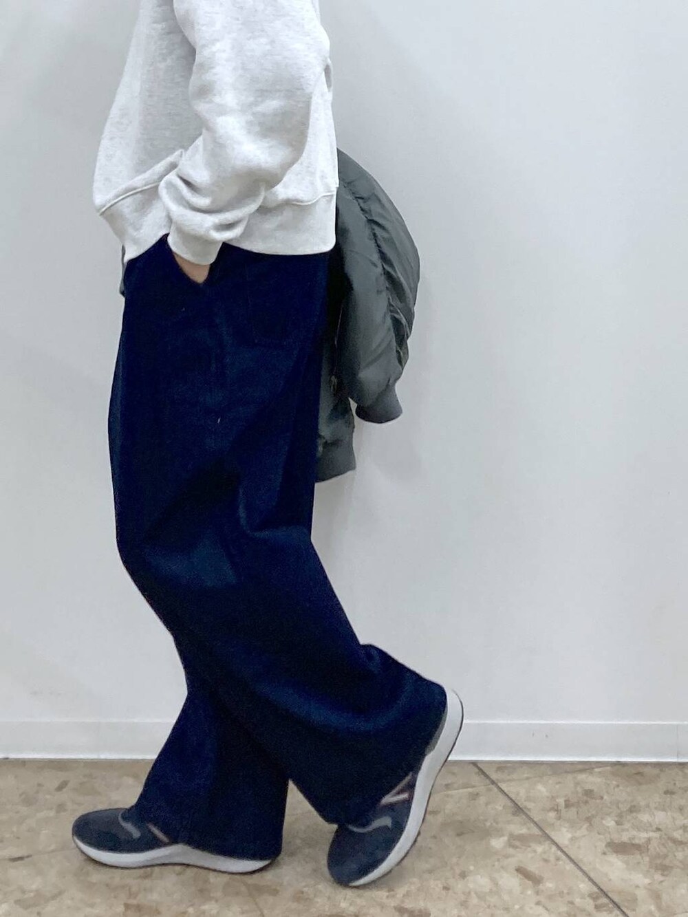 ブルー系のスニーカー、グリーン系のブルゾン、ブルー系のデニムパンツを着用したメンズの冬コーディネートの9枚目の写真