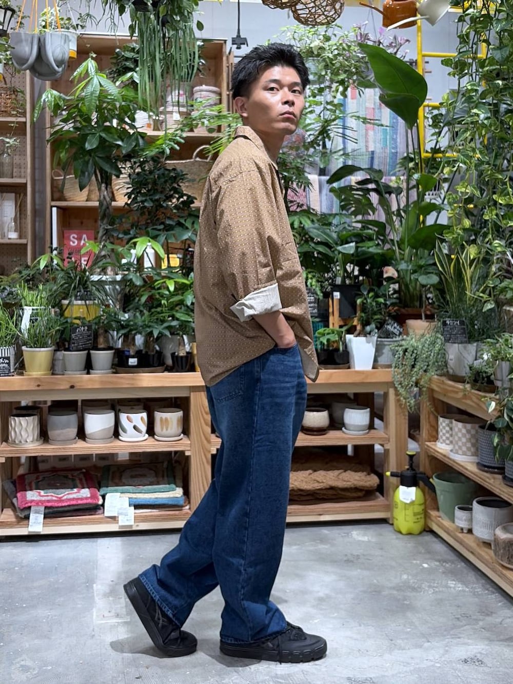 ブルー系のデニムパンツ、ベージュ系のシャツ/ブラウス、ホワイト系のTシャツ/カットソーを着用したメンズの秋コーディネートの4枚目の写真