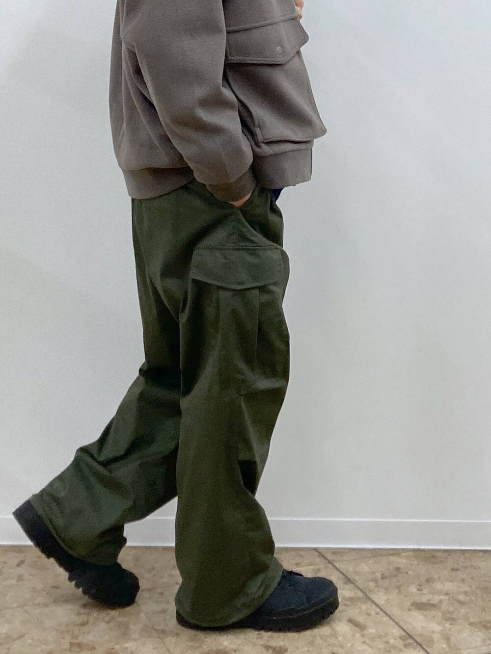 グリーン系のカーゴパンツ、ブラウン系のブルゾン、ブルー系のデニムジャケットを着用したメンズの冬コーディネートの9枚目の写真