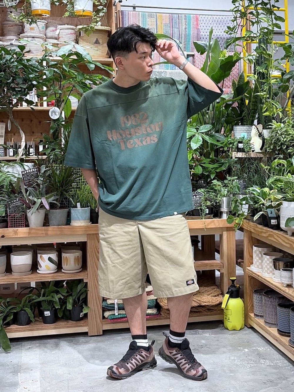グリーン系のTシャツ/カットソー、ブラック系のソックス/靴下を着用したメンズの夏コーディネートの5枚目の写真