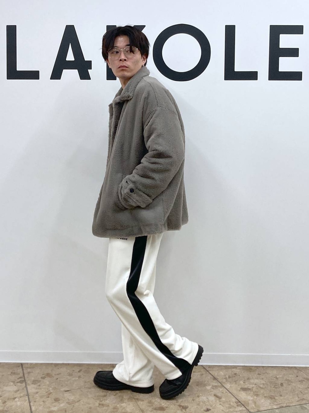 ホワイト系のその他パンツ、ブラック系のローファー、ベージュ系のブルゾンを着用したメンズの冬コーディネートの4枚目の写真