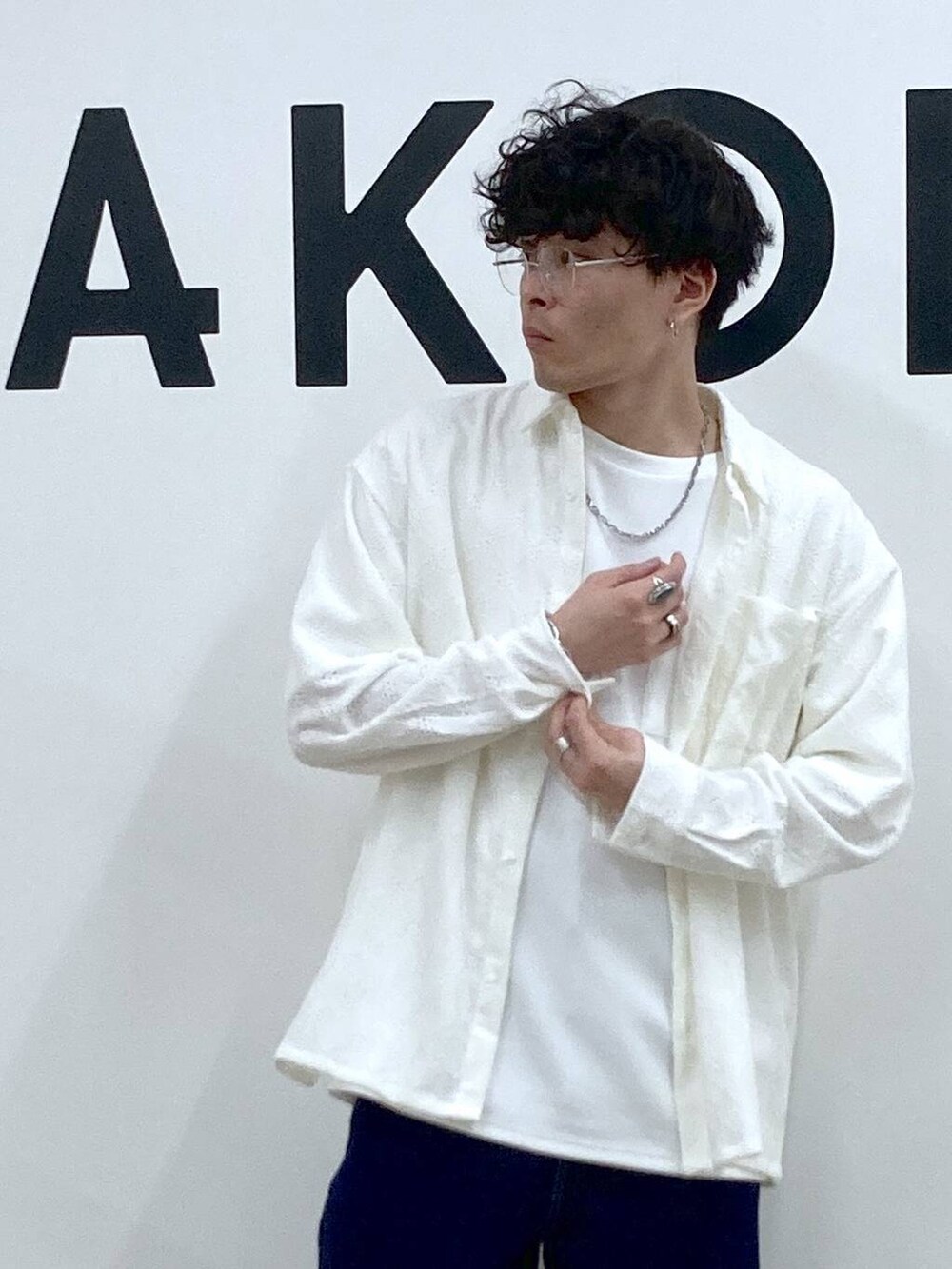 ホワイト系のシャツ/ブラウス、ホワイト系のTシャツ/カットソー、その他のサングラスを着用したメンズの春コーディネートの8枚目の写真