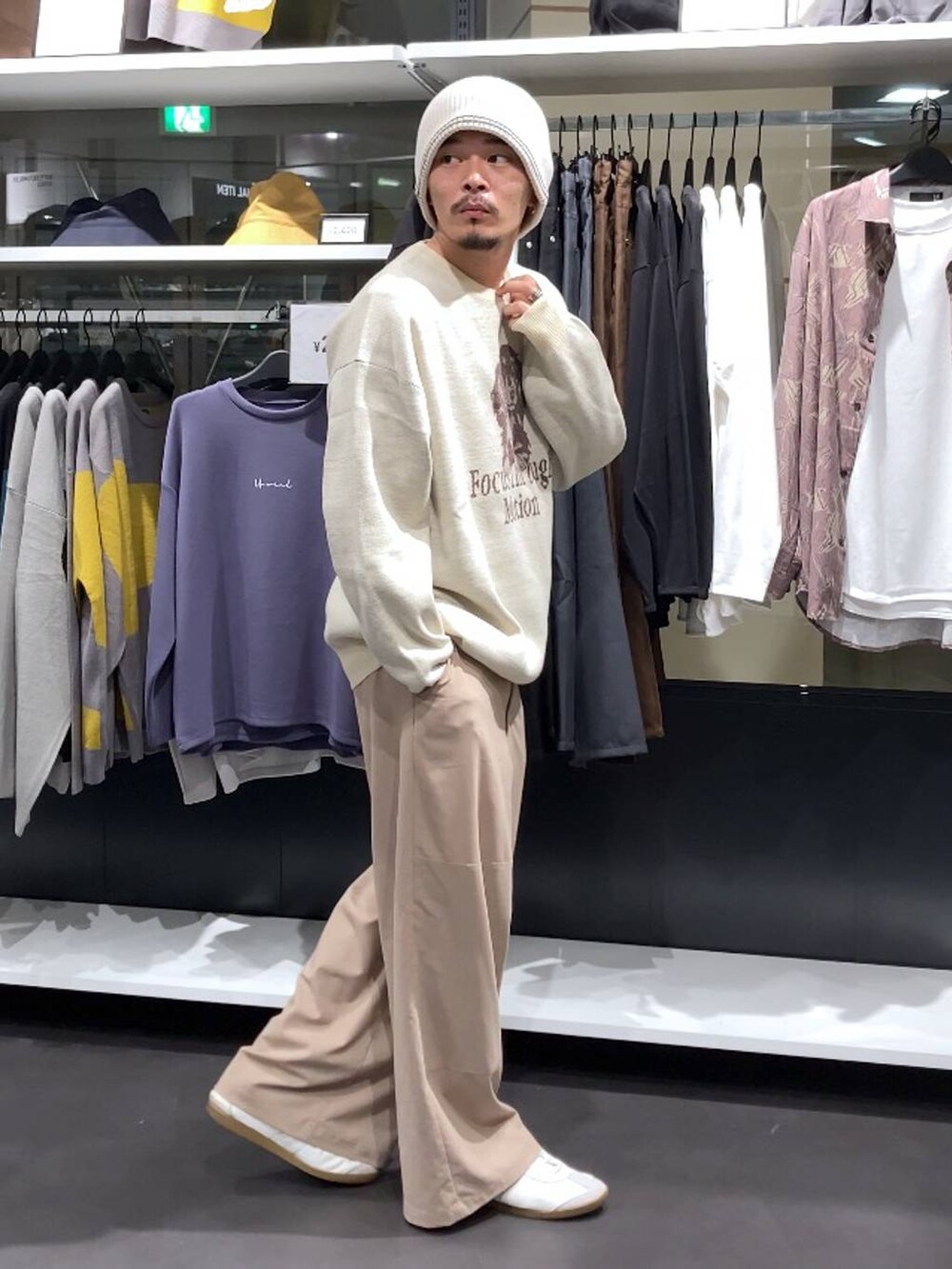 ベージュ系のその他パンツ、ベージュ系のニット/セーター、ベージュ系のニットキャップ/ビーニーを着用したメンズの秋コーディネートの3枚目の写真