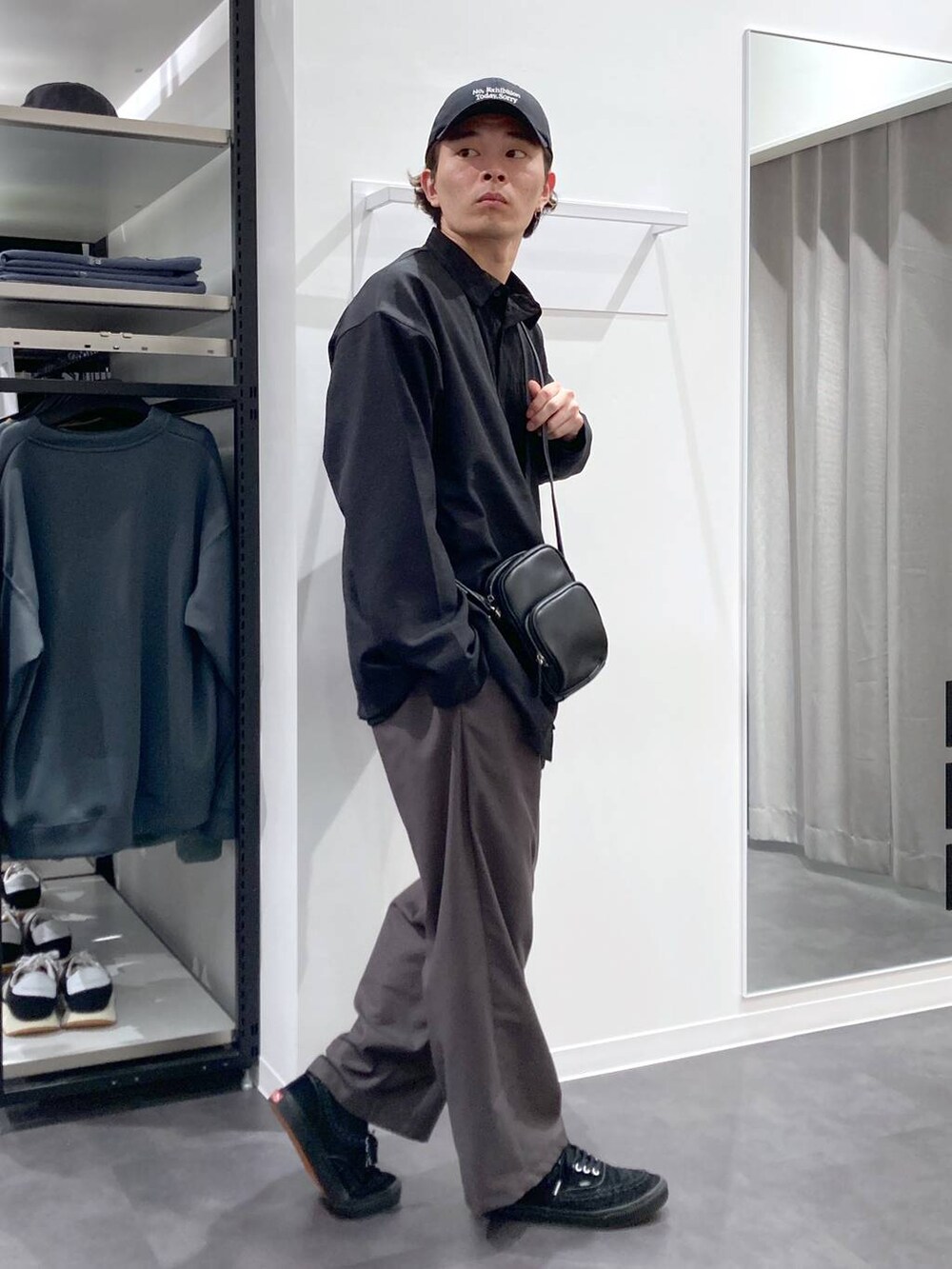 ブラック系のシャツ/ブラウス、ブラック系のショルダーバッグ、グレー系のその他パンツを着用したメンズの春コーディネートの3枚目の写真