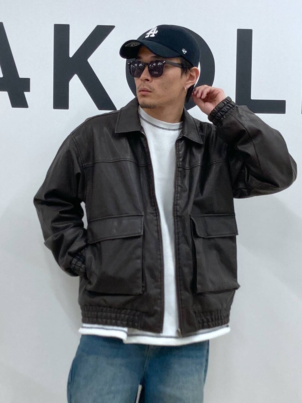 ブルー系のデニムパンツ、ホワイト系のTシャツ/カットソー、ブラウン系のブルゾンを着用したメンズの秋コーディネートの8枚目の写真