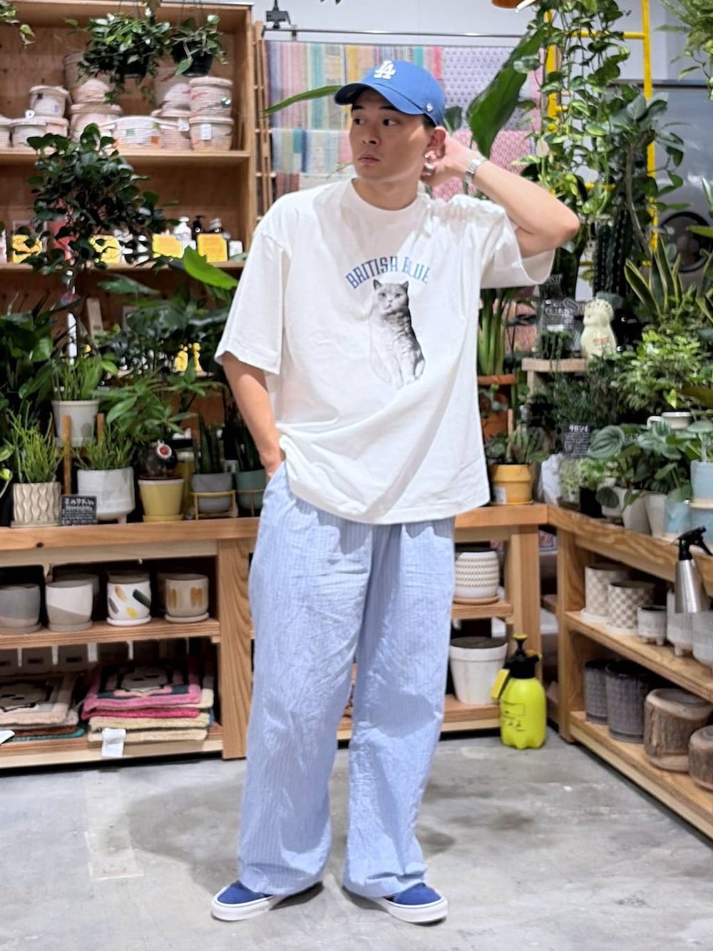 ホワイト系のTシャツ/カットソー、ブルー系のその他パンツ、ブルー系のスニーカーを着用したメンズの夏コーディネートの5枚目の写真