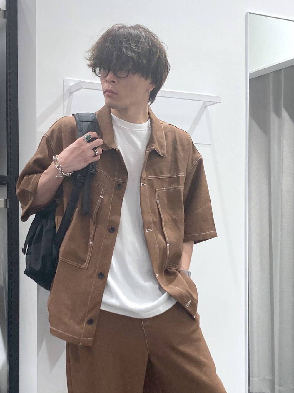 ブラック系のサンダル、ブラウン系のシャツ/ブラウス、ホワイト系のTシャツ/カットソーを着用したメンズの夏コーディネートの8枚目の写真