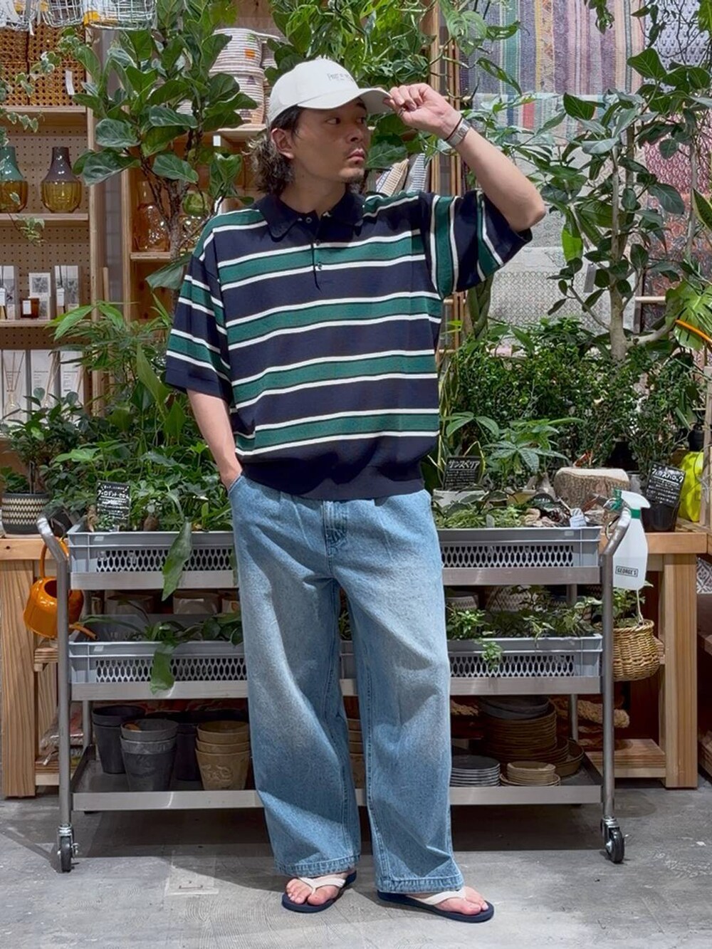 ブルー系のデニムパンツ、ブルー系のサンダル、ブルー系のシャツ/ブラウスを着用したメンズの夏コーディネートの6枚目の写真