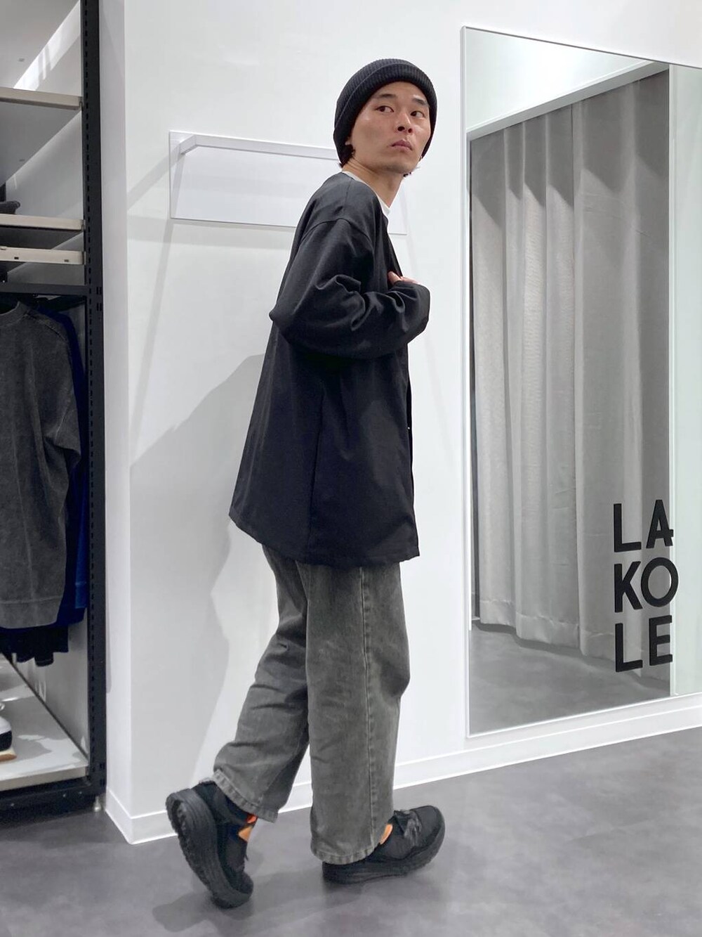 ブラック系のカーディガン/ボレロ、グリーン系のデニムパンツ、ブラック系のTシャツ/カットソーを着用したメンズの春コーディネートの8枚目の写真