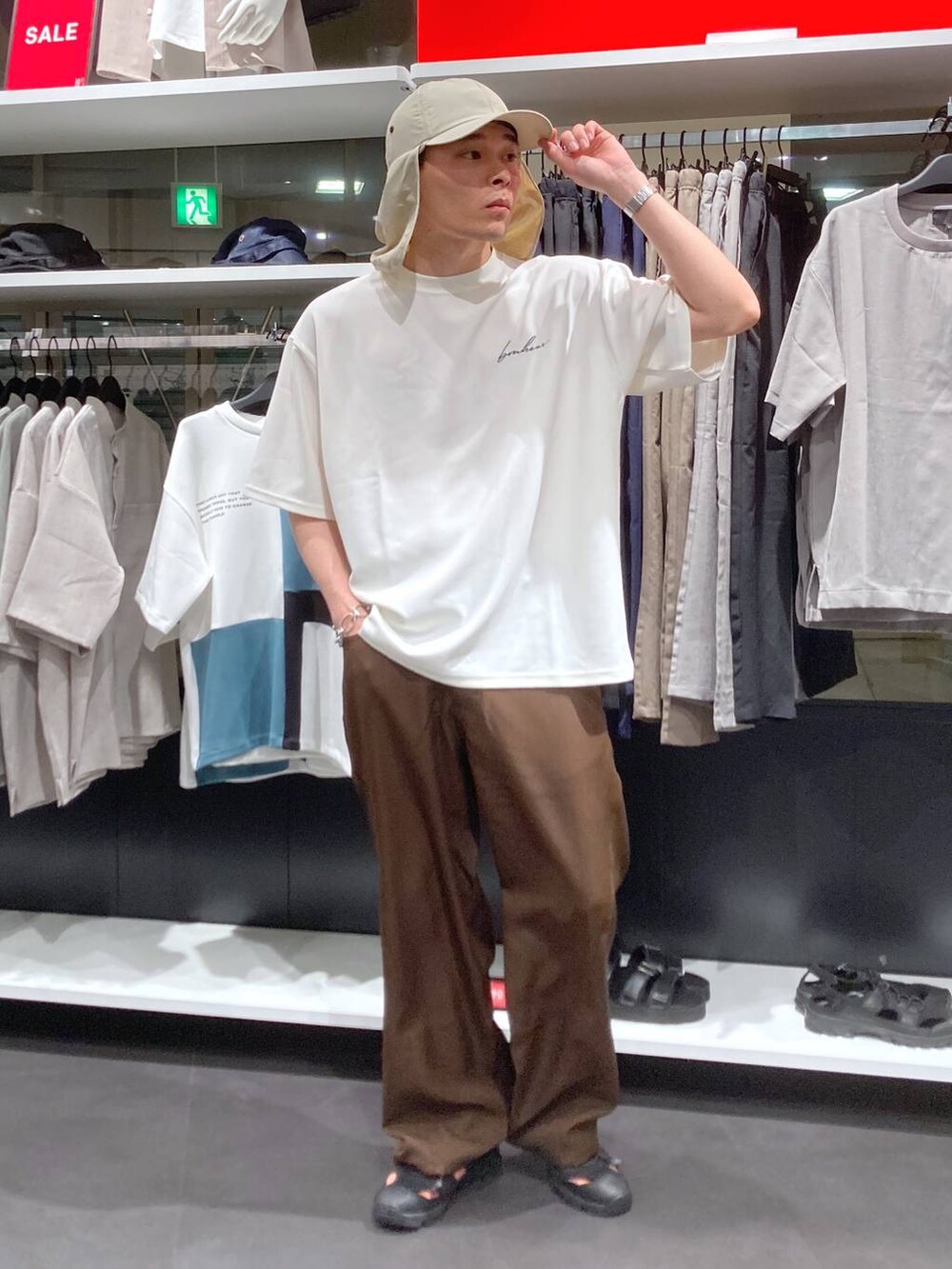 ブラック系のサンダル、ホワイト系のTシャツ/カットソー、ブラウン系のその他パンツを着用したメンズの夏コーディネートの5枚目の写真