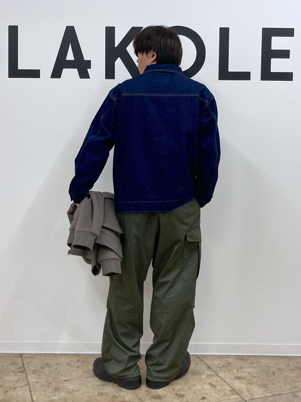 グリーン系のカーゴパンツ、ブラウン系のブルゾン、ブルー系のデニムジャケットを着用したメンズの冬コーディネートの6枚目の写真