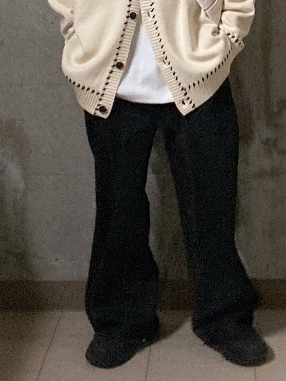 ベージュ系のショルダーバッグ、ホワイト系のカーディガン/ボレロ、ホワイト系のTシャツ/カットソーを着用したメンズの秋コーディネートの8枚目の写真