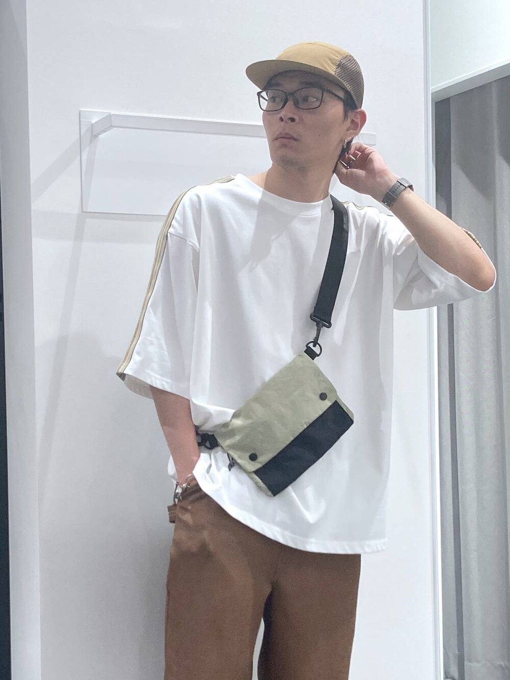 ブラウン系のその他パンツ、ベージュ系のショルダーバッグ、ベージュ系のサンダルを着用したメンズの夏コーディネートの5枚目の写真