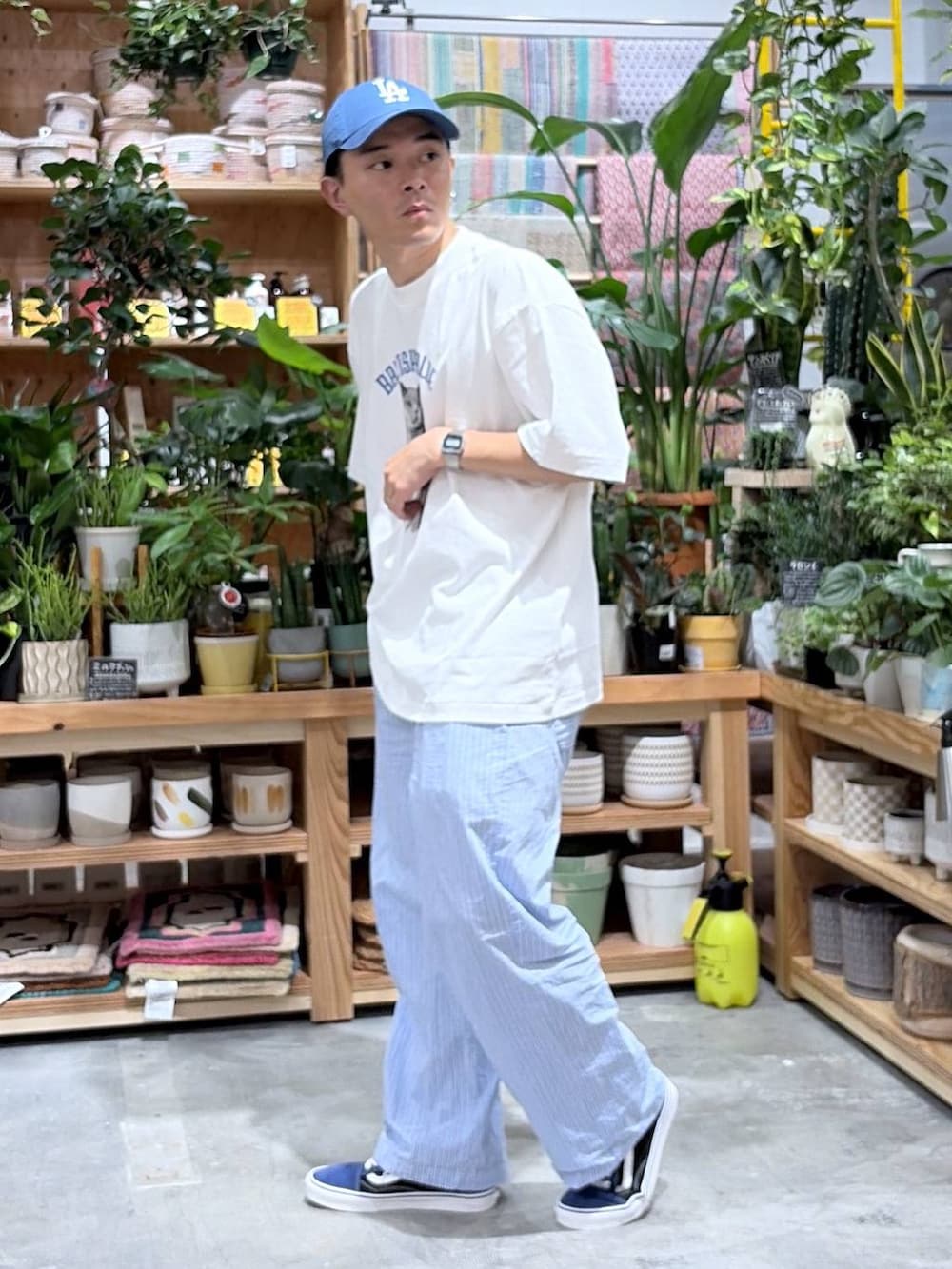 ホワイト系のTシャツ/カットソー、ブルー系のその他パンツ、ブルー系のスニーカーを着用したメンズの夏コーディネートの3枚目の写真