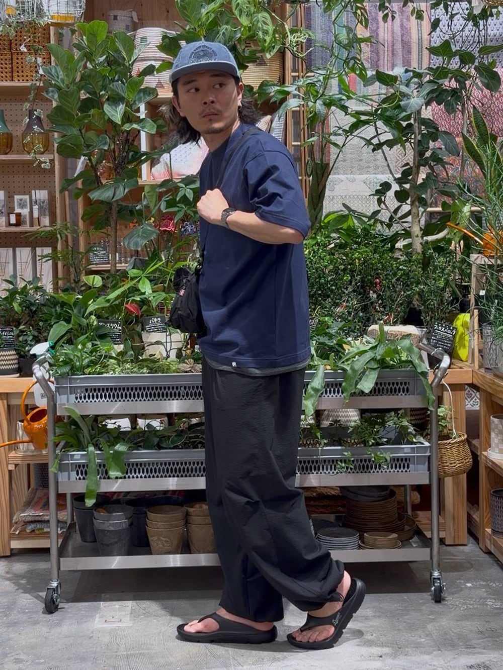 ブラック系のサンダル、ブラック系のその他パンツ、ブルー系のTシャツ/カットソーを着用したメンズの夏コーディネートの3枚目の写真