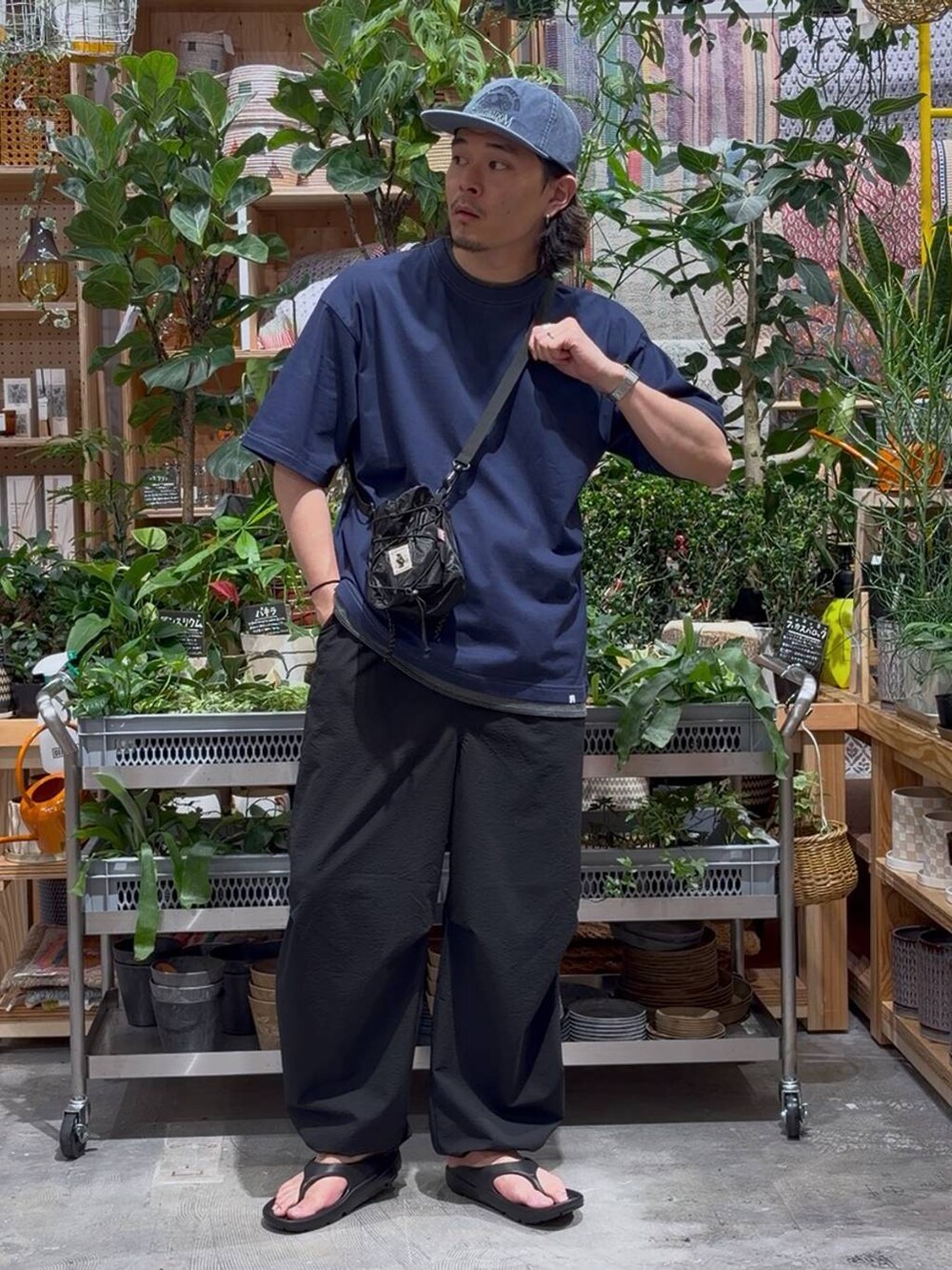 ブラック系のサンダル、ブラック系のその他パンツ、ブルー系のTシャツ/カットソーを着用したメンズの夏コーディネートの6枚目の写真