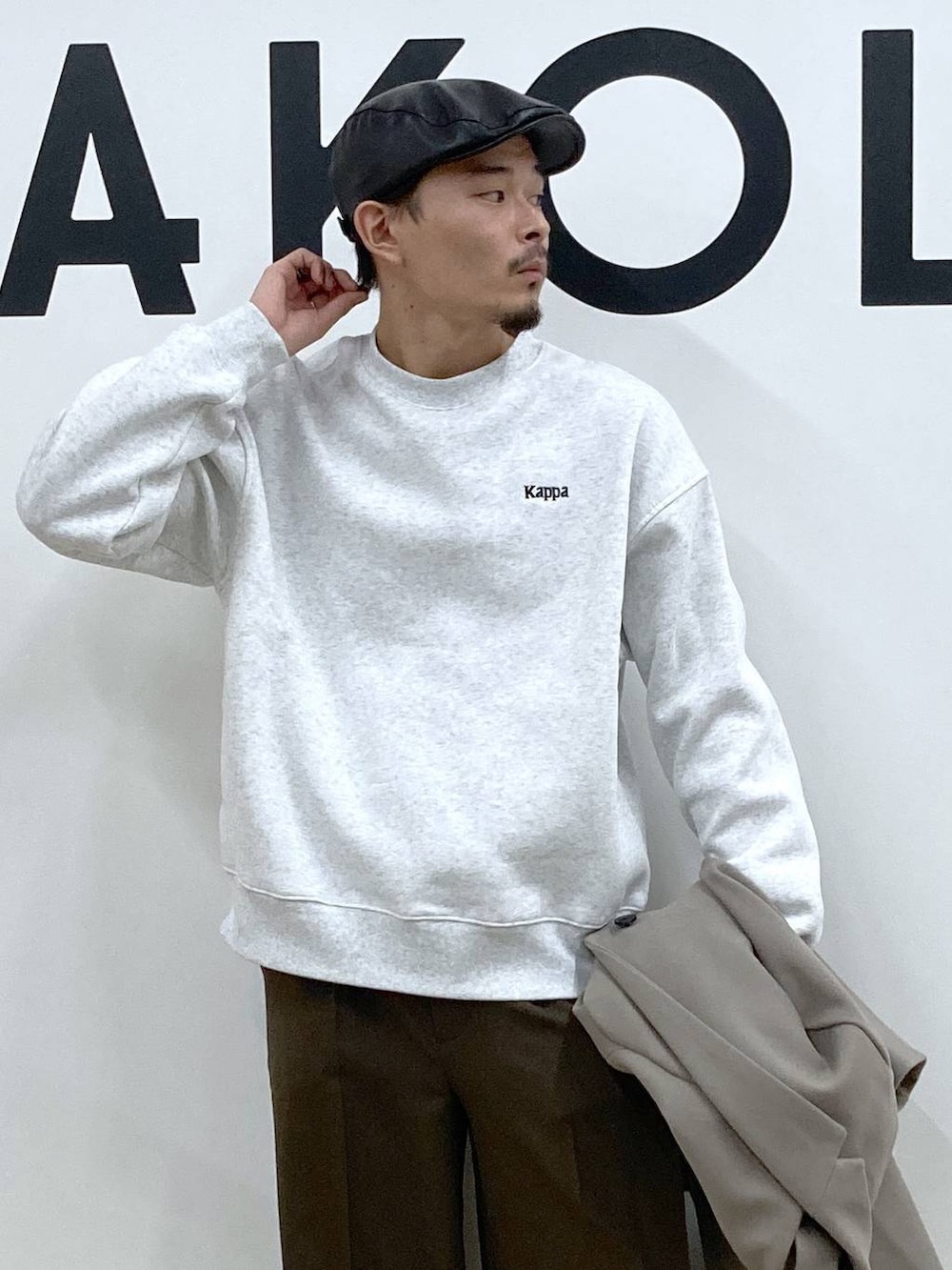 ホワイト系のチェスターコート、ブラウン系のその他パンツ、ブラック系のハンチング/ベレー帽を着用したメンズの秋コーディネートの8枚目の写真