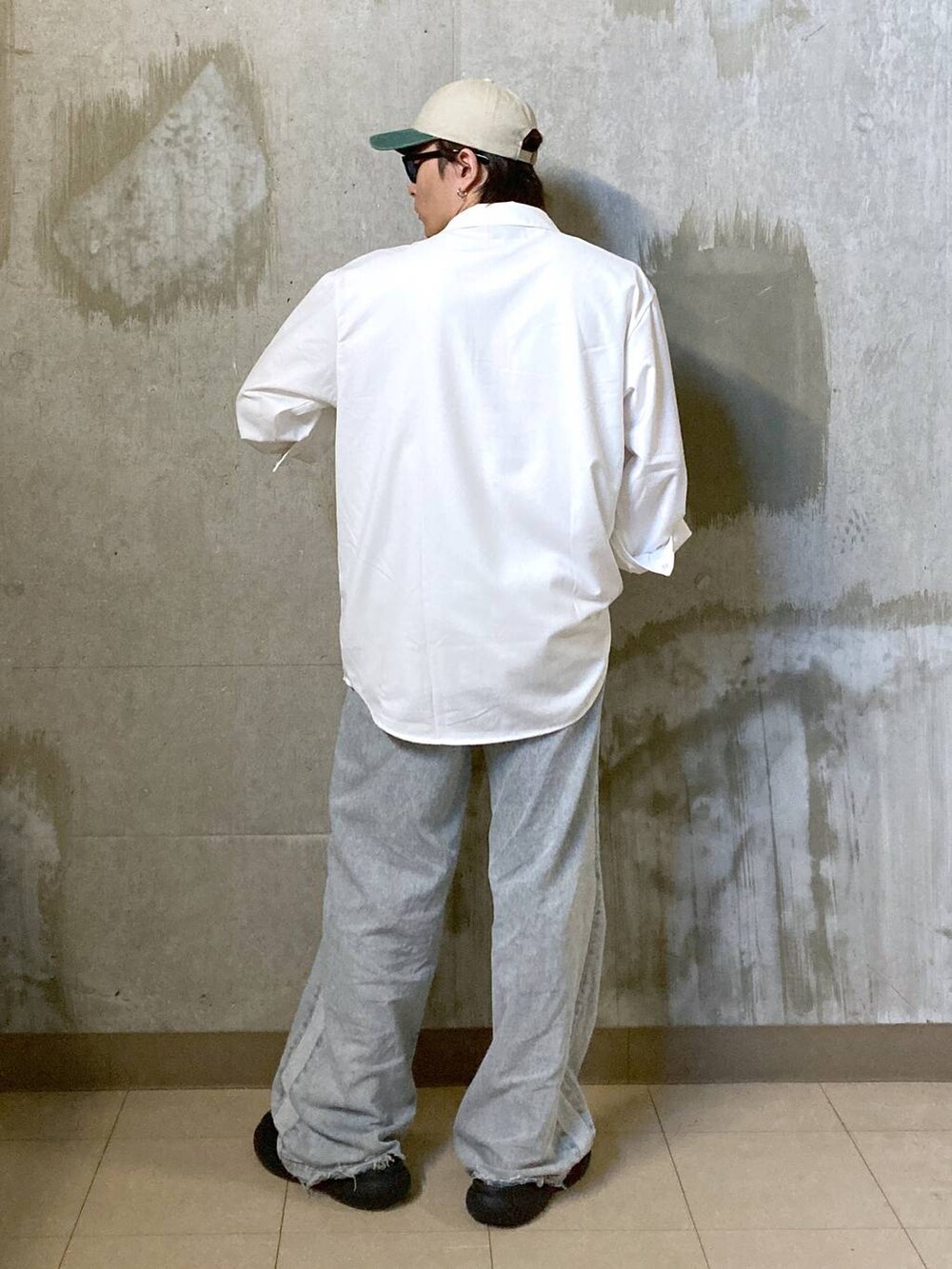 ホワイト系のTシャツ/カットソー、ホワイト系のシャツ/ブラウス、ブラック系のサングラスを着用したメンズの夏コーディネートの2枚目の写真