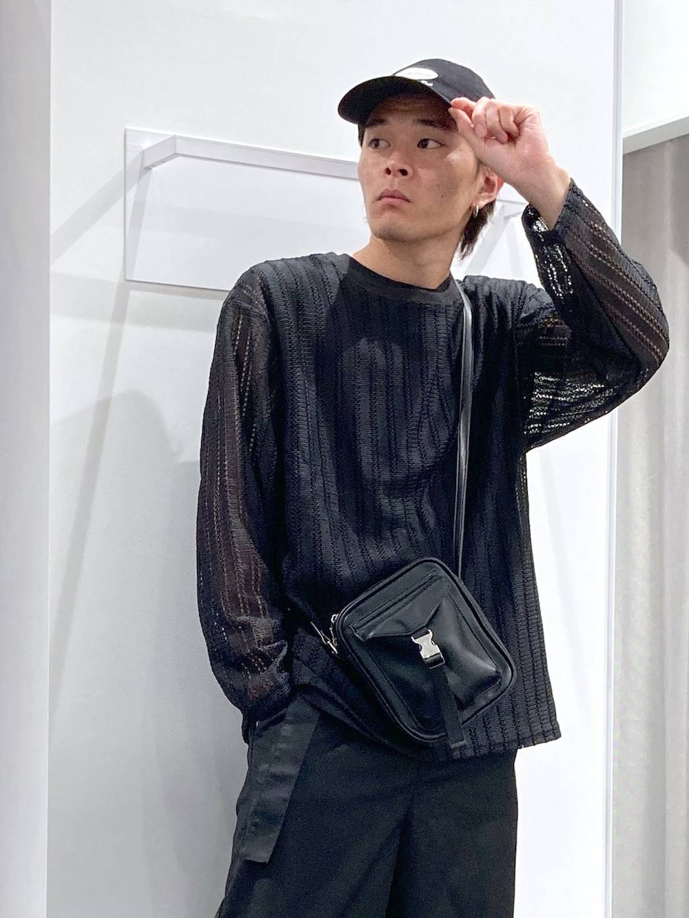 ブラック系のTシャツ/カットソー、ブラック系のショルダーバッグ、ブラック系のその他パンツを着用したメンズの夏コーディネートの6枚目の写真