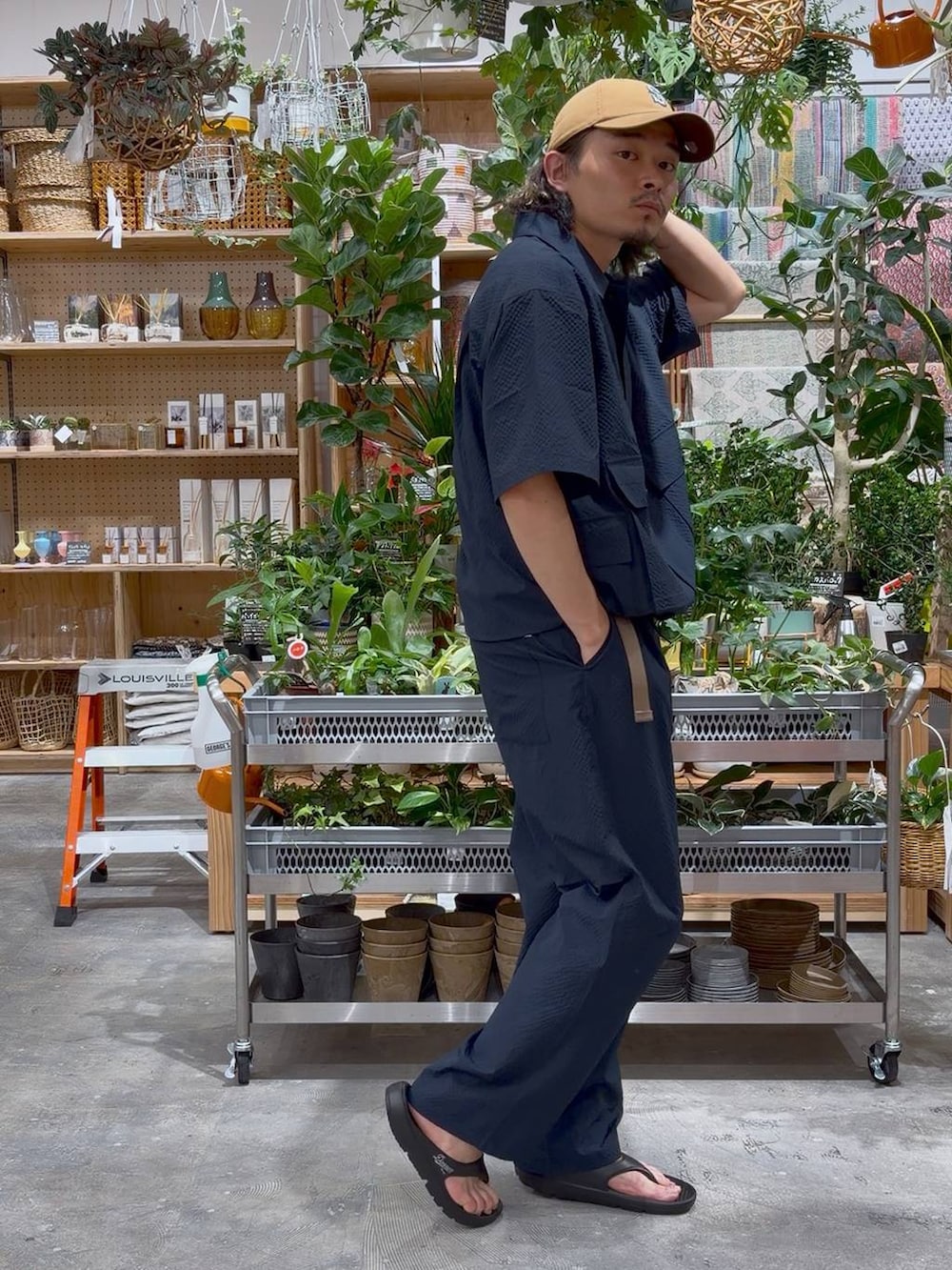 ブルー系のその他パンツ、ブルー系のシャツ/ブラウス、ブラック系のサンダルを着用したメンズの夏コーディネートの3枚目の写真