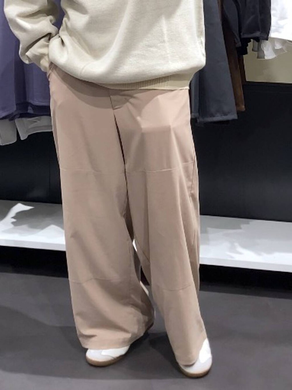 ベージュ系のその他パンツ、ベージュ系のニット/セーター、ベージュ系のニットキャップ/ビーニーを着用したメンズの秋コーディネートの9枚目の写真