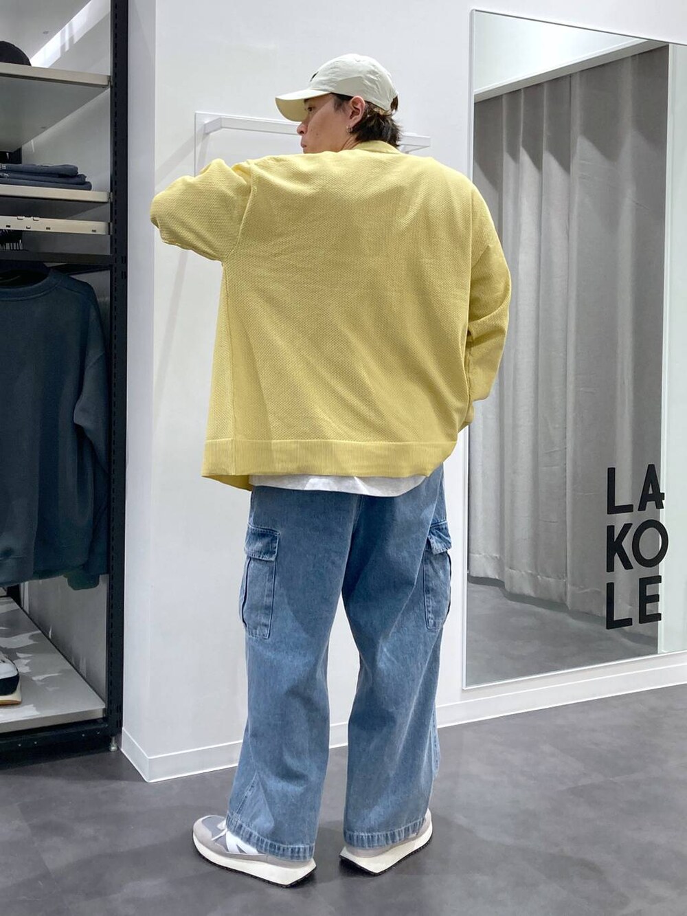 グレー系のTシャツ/カットソー、グレー系のスニーカー、ブルー系のデニムパンツを着用したメンズの春コーディネートの2枚目の写真