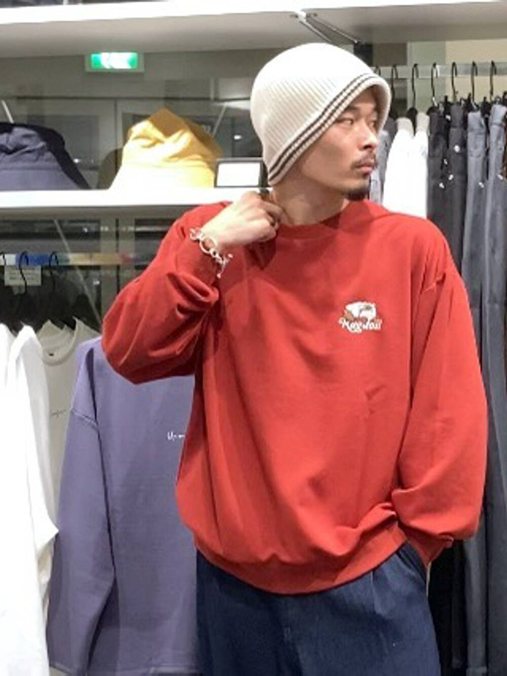 ブルー系のデニムパンツ、レッド系のスウェット、ベージュ系のニットキャップ/ビーニーを着用したメンズの秋コーディネートの4枚目の写真