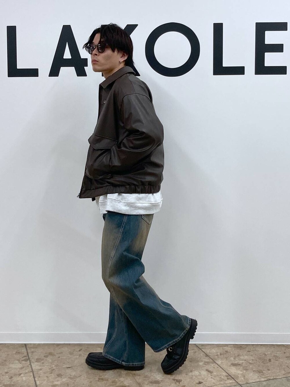 ブルー系のデニムパンツ、グレー系のスウェット、ブラック系のローファーを着用したメンズの冬コーディネートの4枚目の写真