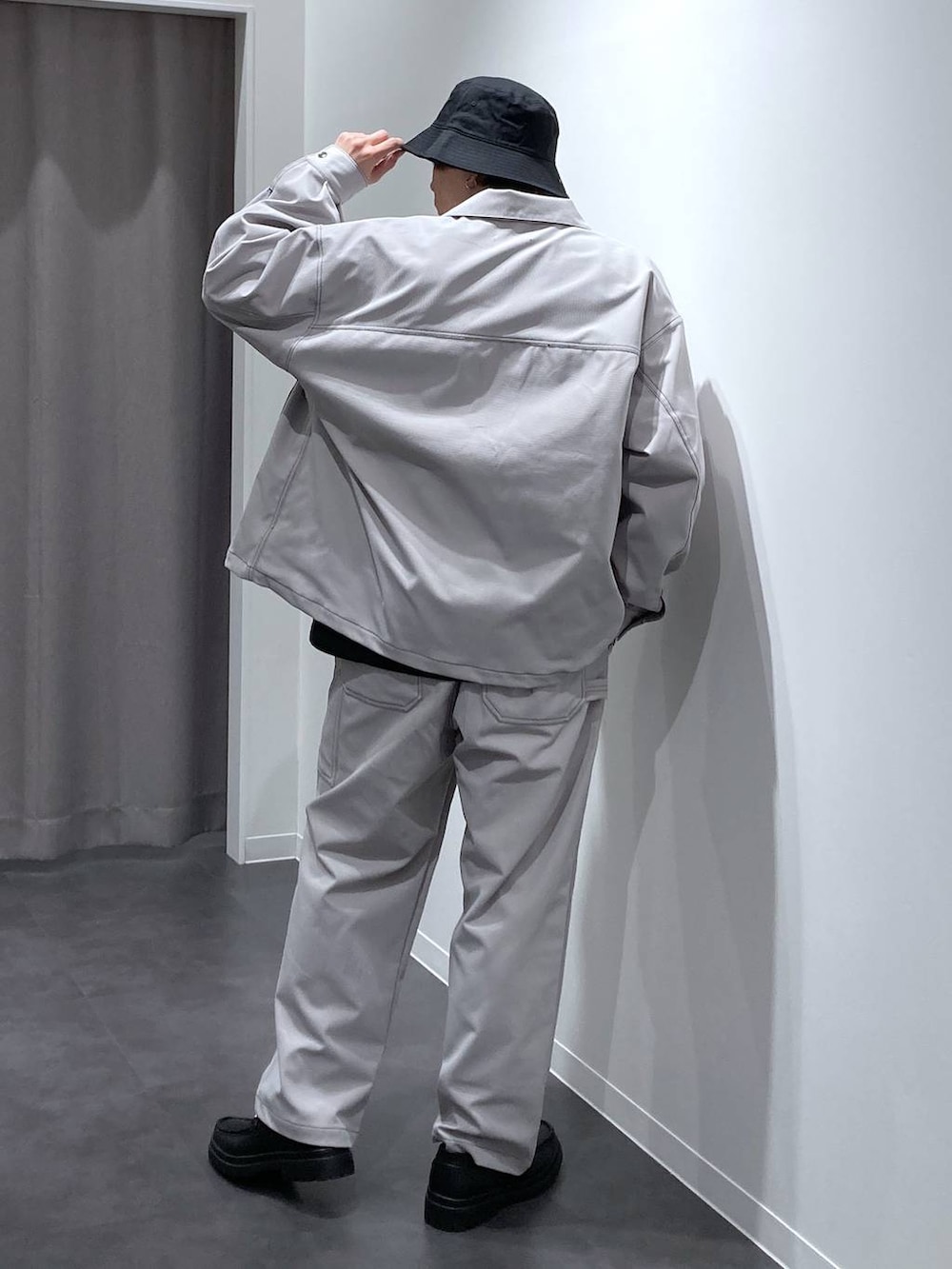 グレー系のその他パンツ、ブラック系のローファー、ブラック系のショルダーバッグを着用したメンズの冬コーディネートの2枚目の写真