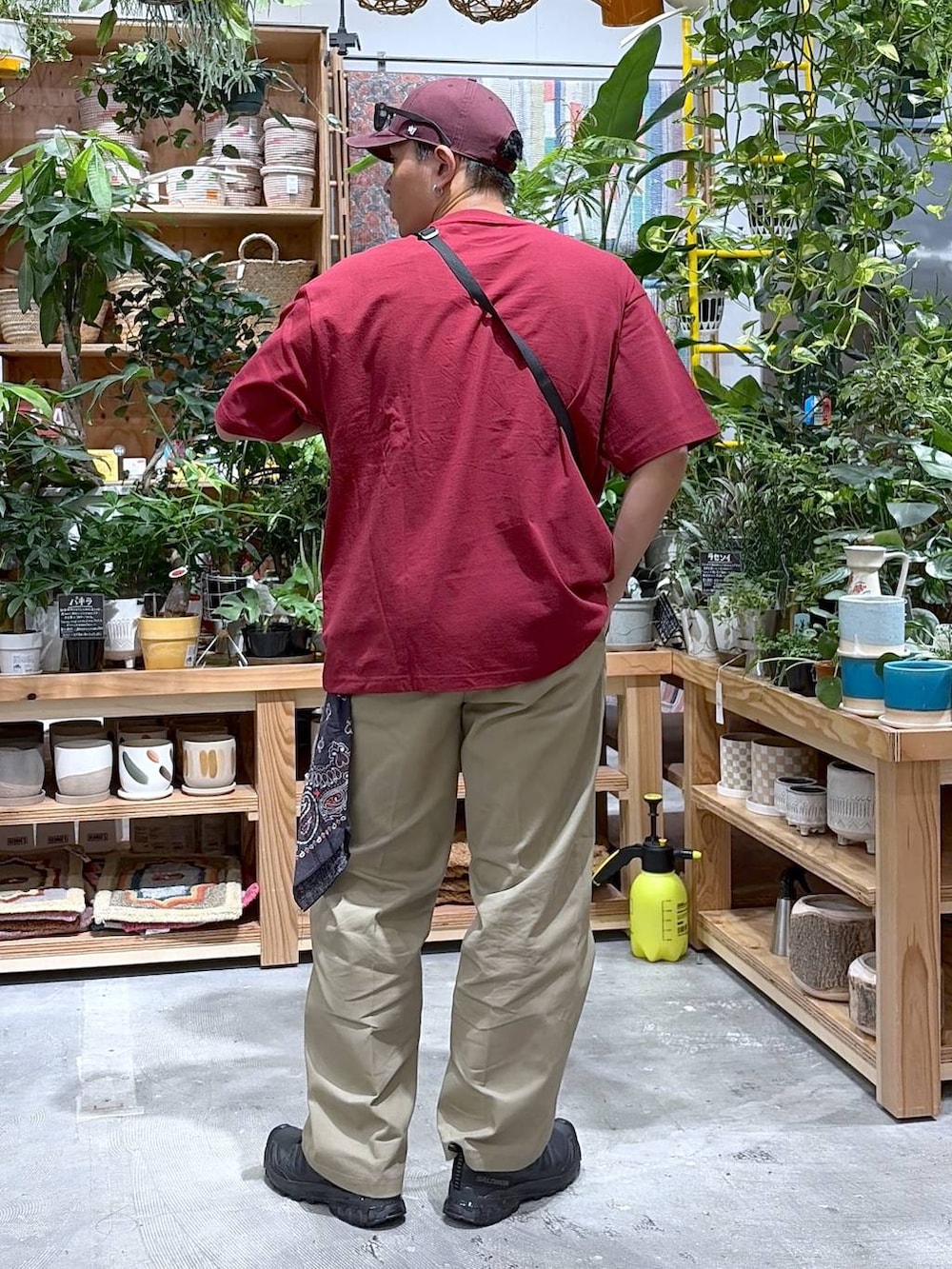 ブラック系のショルダーバッグ、レッド系のTシャツ/カットソー、グリーン系のその他パンツを着用したメンズの夏コーディネートの2枚目の写真