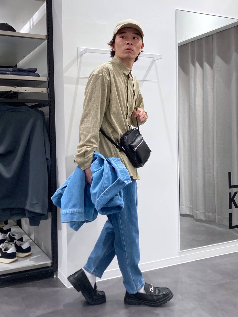 ベージュ系のシャツ/ブラウス、ブルー系のデニムパンツ、ブラック系のローファーを着用したメンズの春コーディネートの7枚目の写真