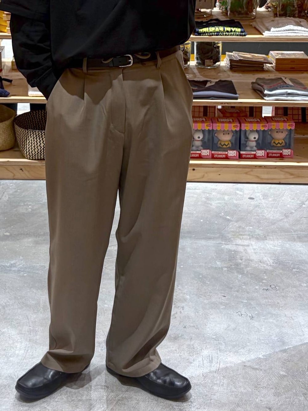 ブラック系のTシャツ/カットソー、ベージュ系のその他パンツ、ブラック系のTシャツ/カットソーを着用したメンズの春コーディネートの5枚目の写真