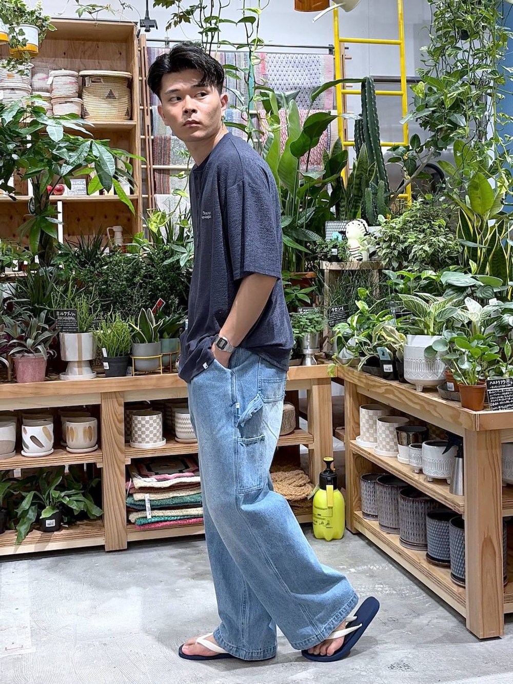 ブルー系のTシャツ/カットソー、ブルー系のデニムパンツ、ブルー系のサンダルを着用したメンズの夏コーディネートの3枚目の写真