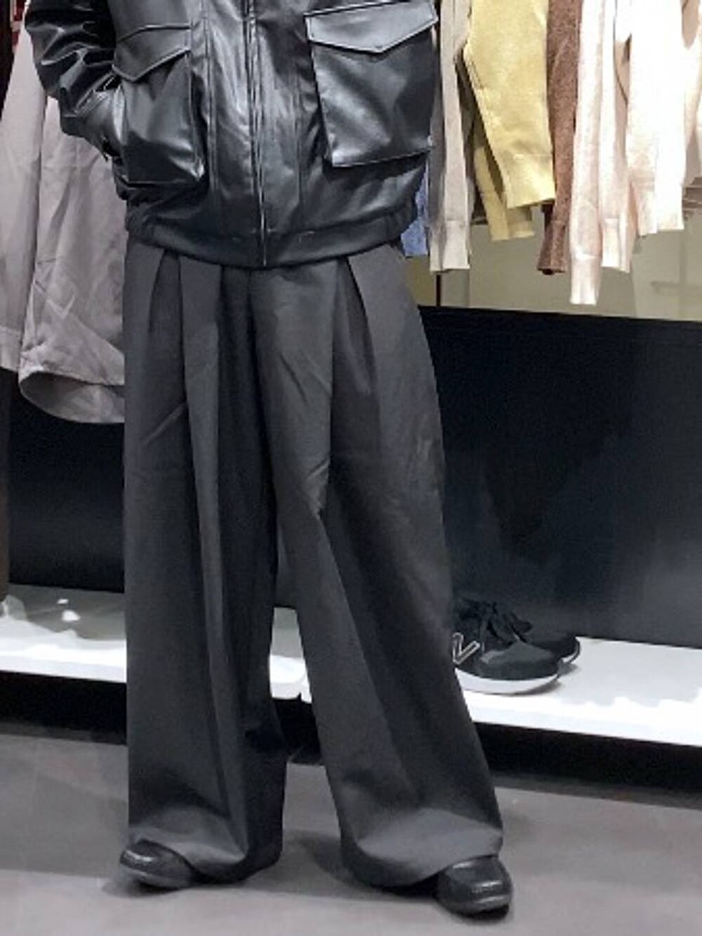 ブラック系のスラックス、ブラック系のブルゾン、ブラック系のサングラスを着用したメンズの秋コーディネートの6枚目の写真