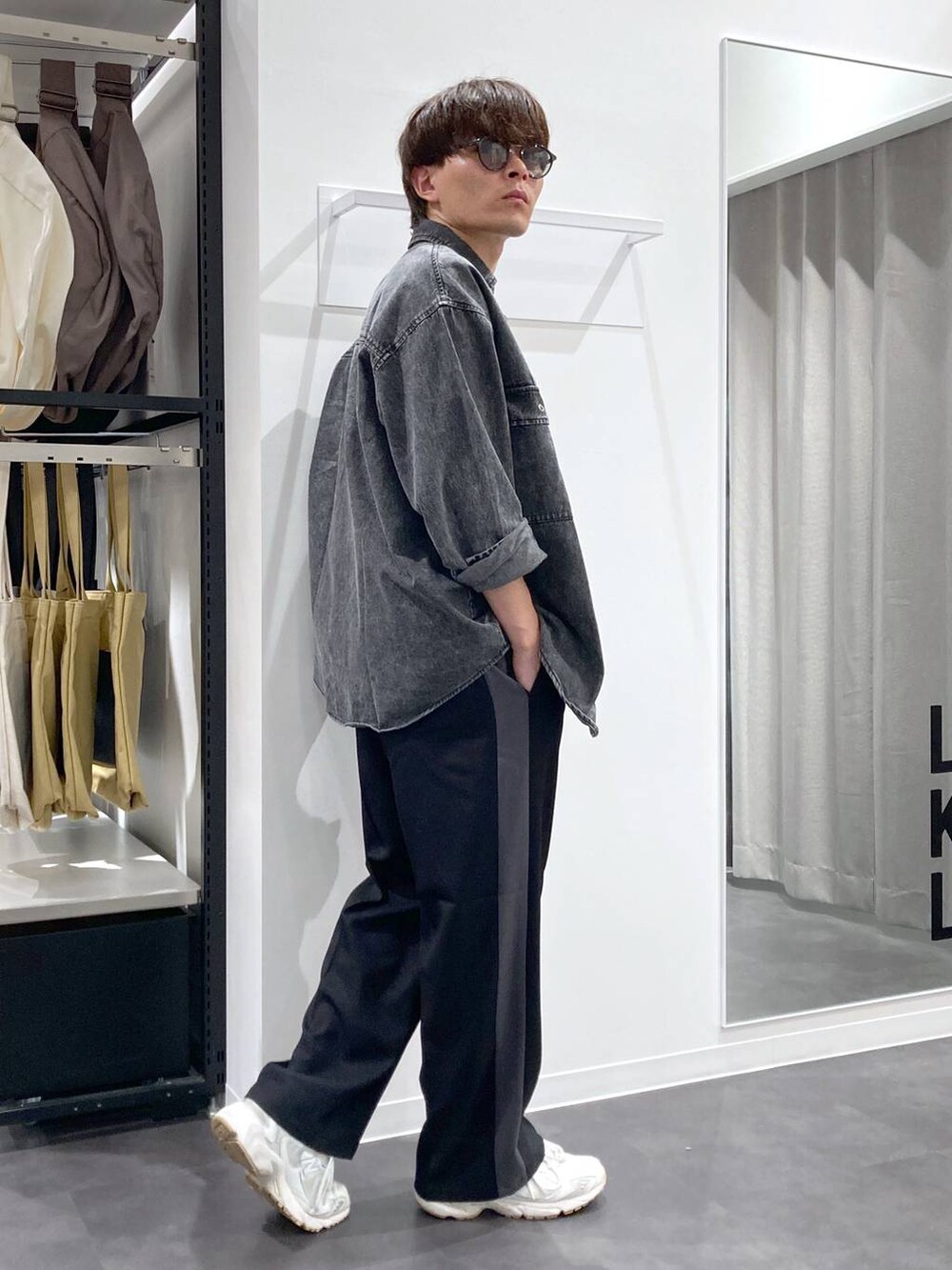 ホワイト系のTシャツ/カットソー、ブラック系のその他パンツ、ブラック系のシャツ/ブラウスを着用したメンズの秋コーディネートの4枚目の写真