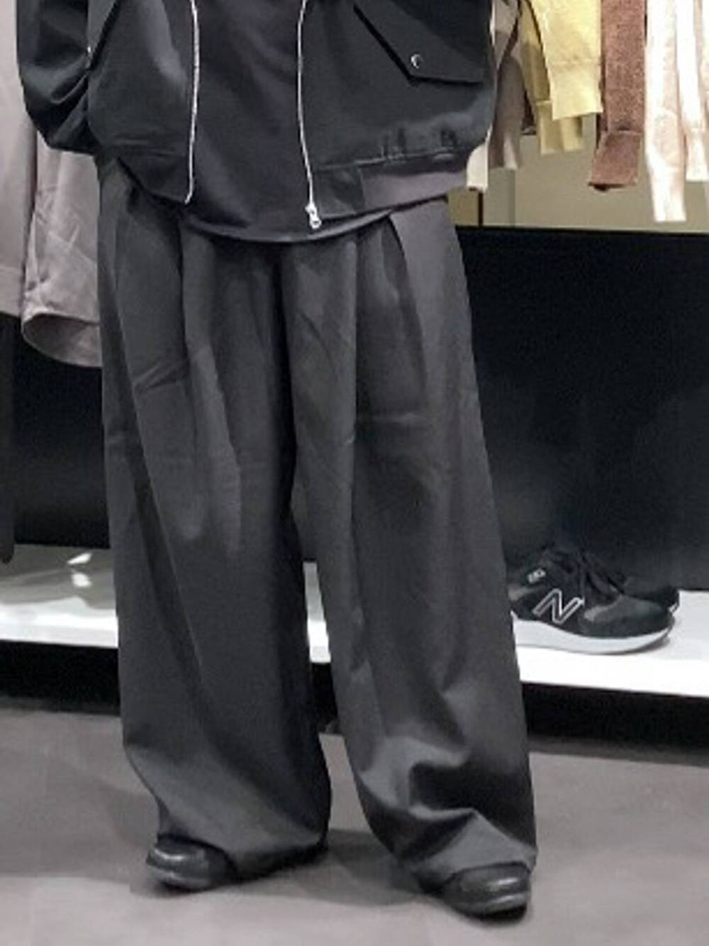 ブラック系のTシャツ/カットソー、ブラック系のスラックス、ブラック系のその他アウターを着用したメンズの秋コーディネートの8枚目の写真