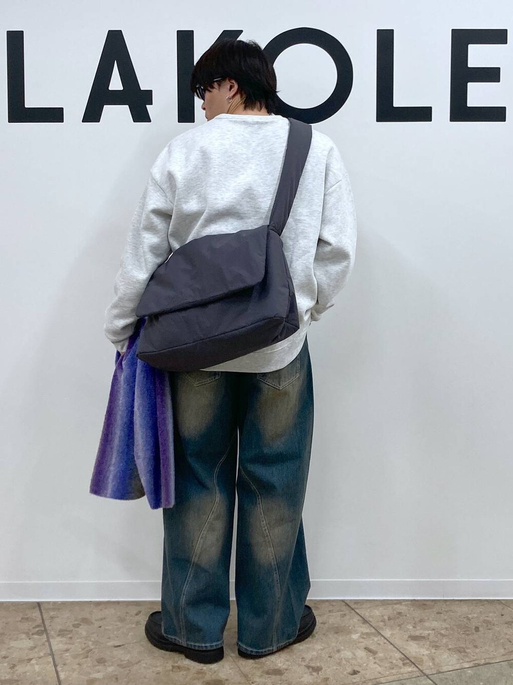 ブルー系のデニムパンツ、パープル系のカーディガン/ボレロ、グレー系のスウェットを着用したメンズの冬コーディネートの6枚目の写真