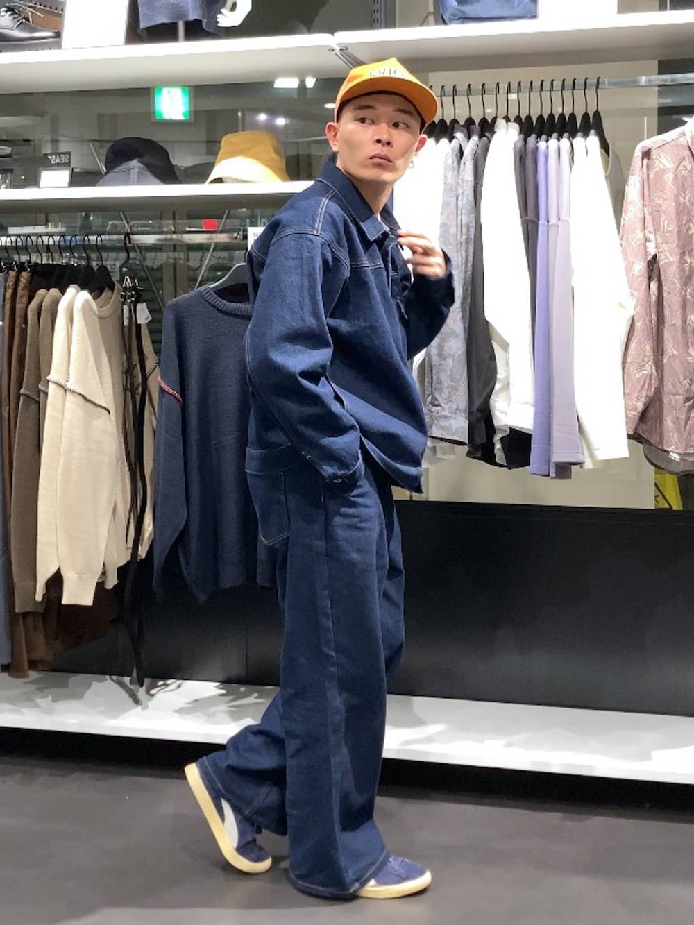 ブルー系のデニムジャケットを着用したメンズの秋コーディネートの3枚目の写真