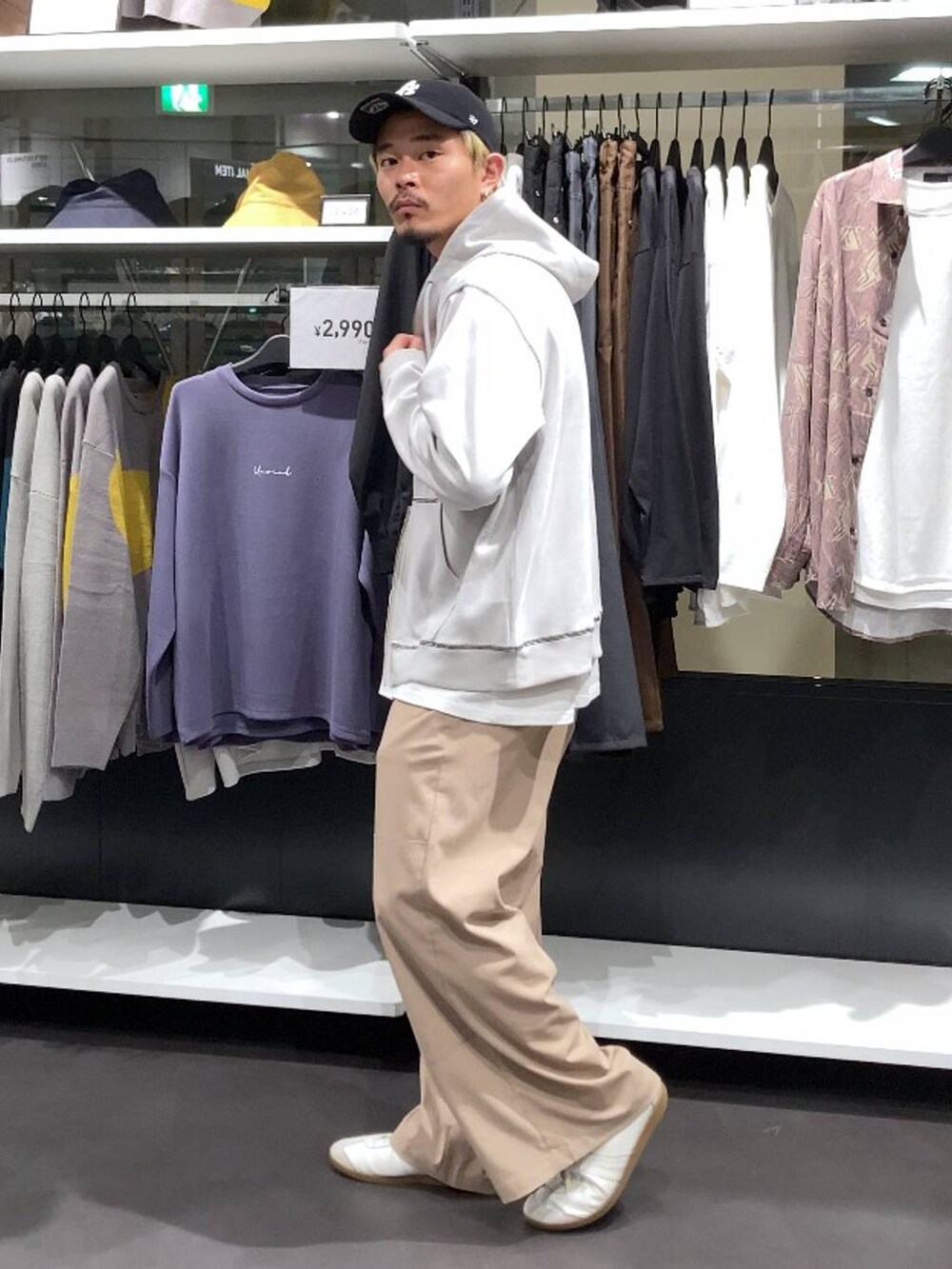 ホワイト系のTシャツ/カットソー、ベージュ系のその他パンツ、グレー系のパーカーを着用したメンズの秋コーディネートの3枚目の写真