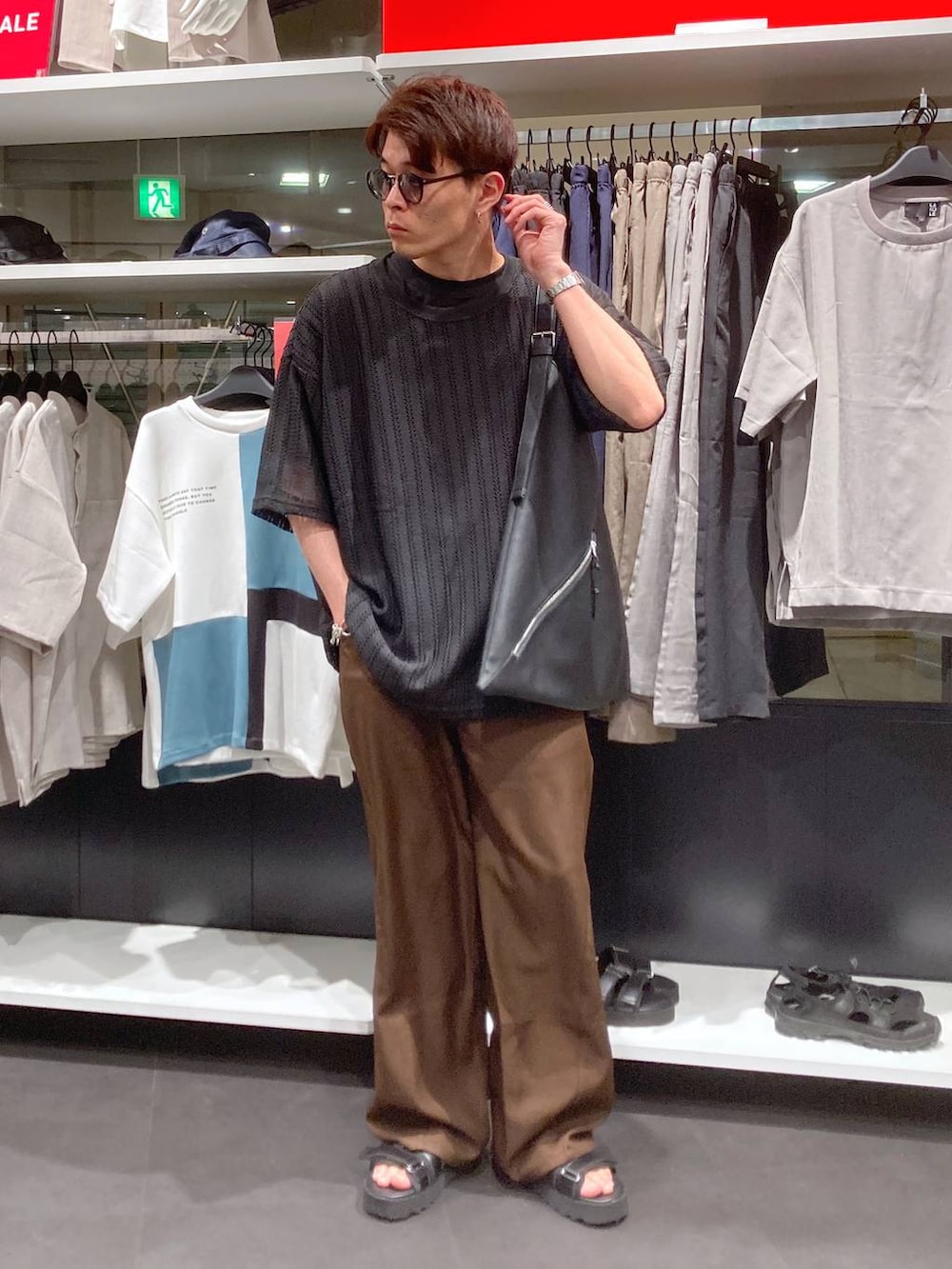 ブラック系のサンダル、ブラック系のTシャツ/カットソー、ブラック系のトートバッグを着用したメンズの夏コーディネートの5枚目の写真