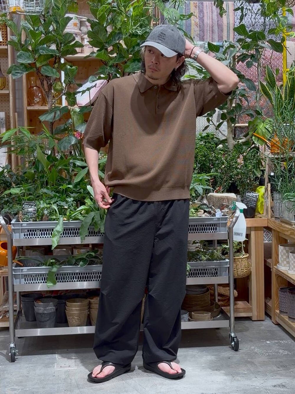 ブラック系のサンダル、ブラック系のその他パンツ、ブラウン系のシャツ/ブラウスを着用したメンズの夏コーディネートの6枚目の写真