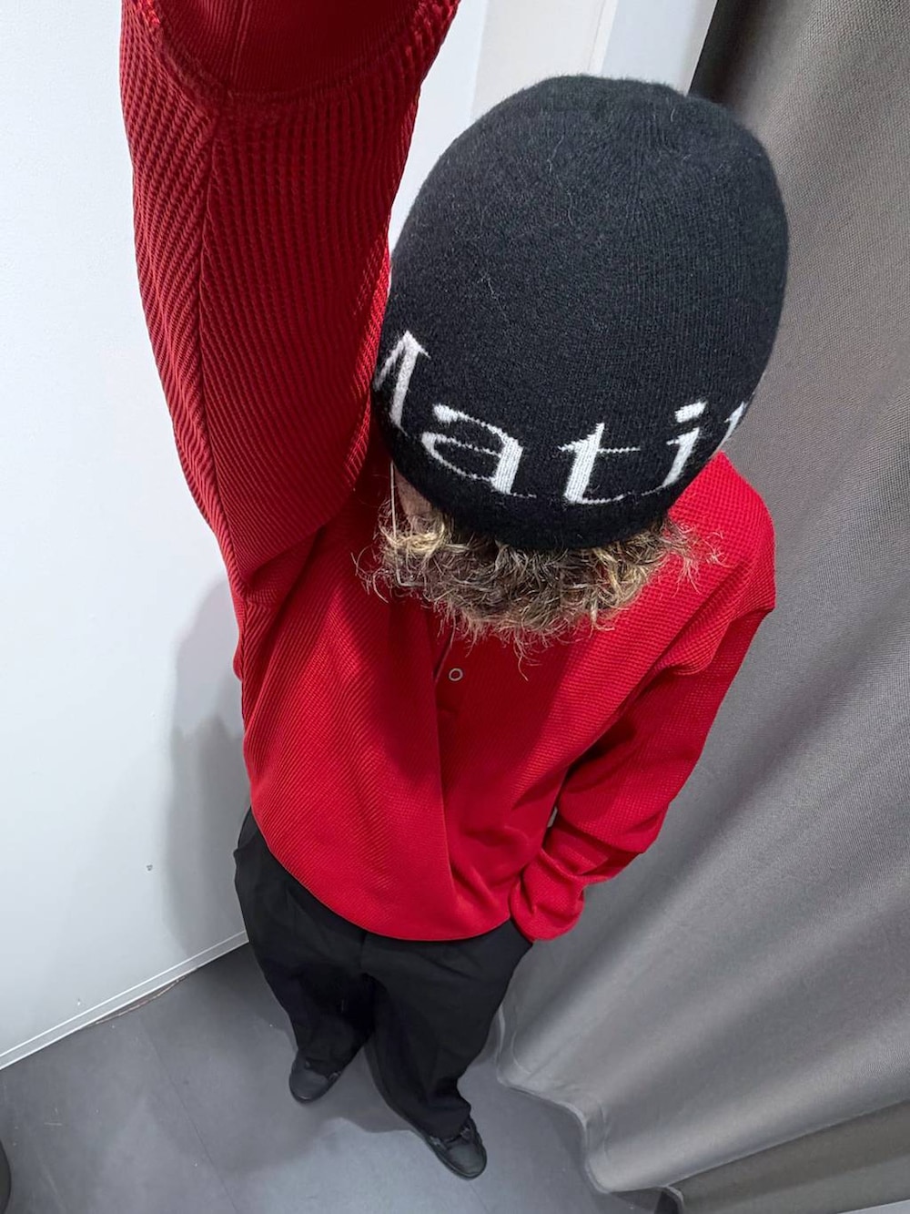 レッド系のTシャツ/カットソーを着用したメンズの冬コーディネートの2枚目の写真