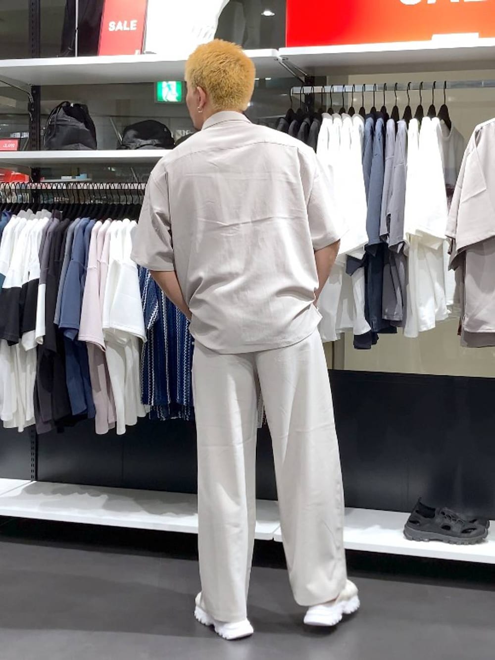 ホワイト系のサンダル、ベージュ系のその他パンツ、ベージュ系のシャツ/ブラウスを着用したメンズの夏コーディネートの2枚目の写真