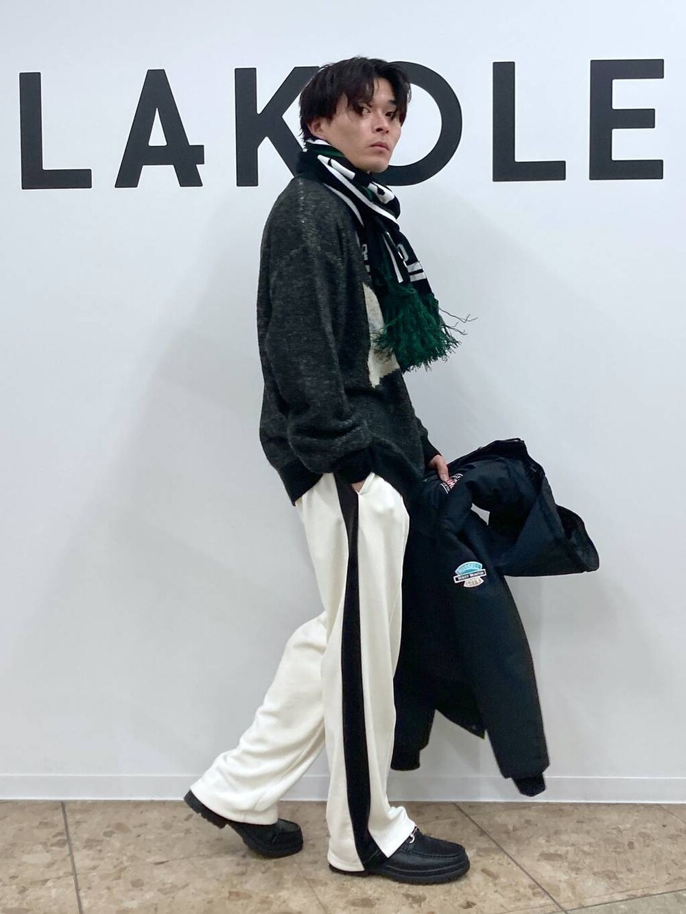 ブラック系のブルゾン、ブラック系のローファー、ブラック系のニット/セーターを着用したメンズの冬コーディネートの6枚目の写真