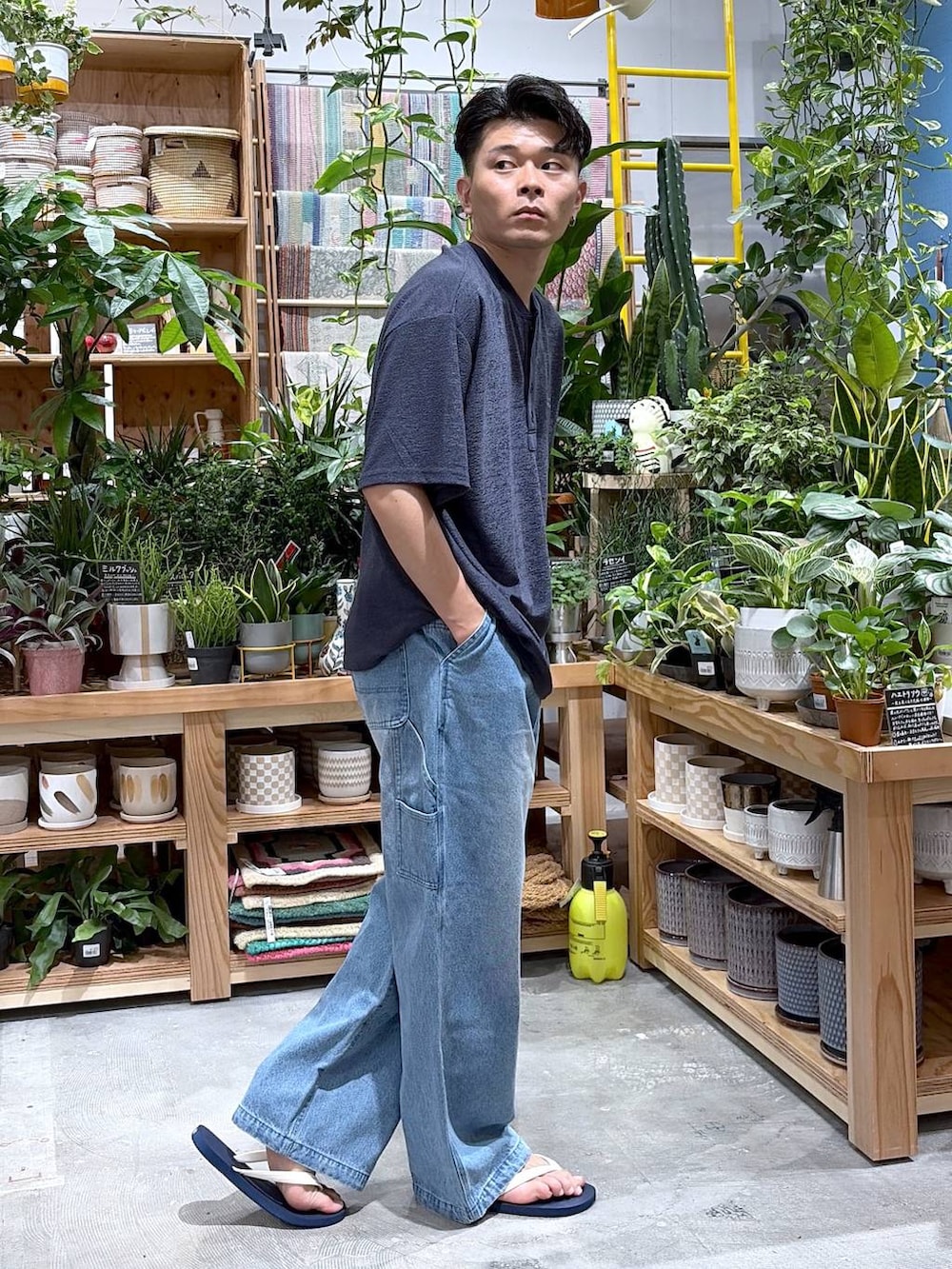 ブルー系のTシャツ/カットソー、ブルー系のデニムパンツ、ブルー系のサンダルを着用したメンズの夏コーディネートの4枚目の写真