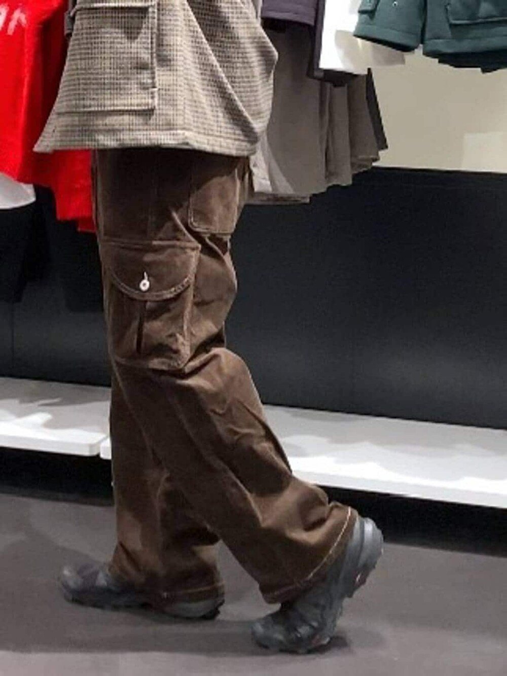 ベージュ系のブルゾン、ブラウン系のその他パンツ、ホワイト系のパーカーを着用したメンズの秋コーディネートの8枚目の写真