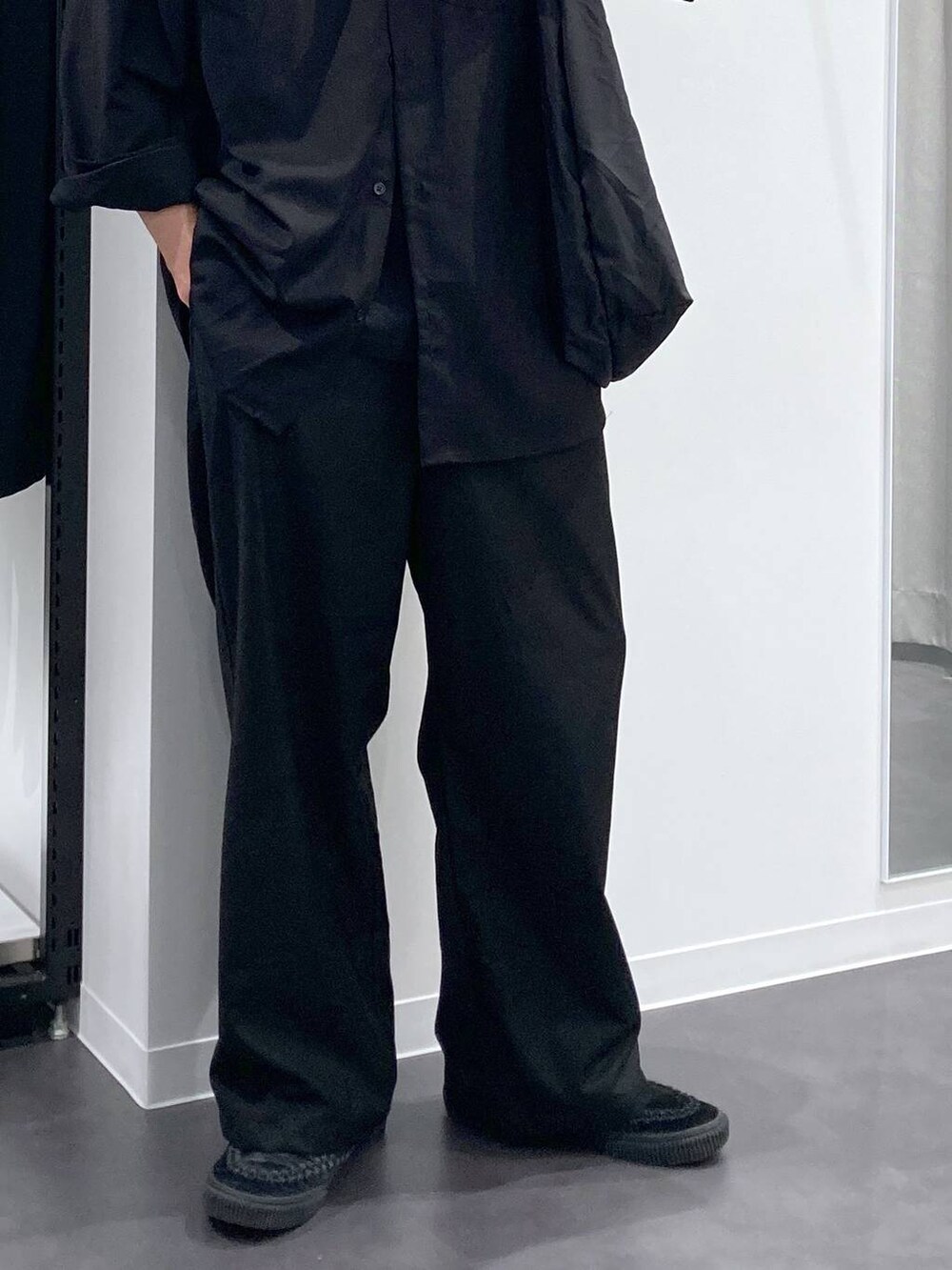 ブラック系のTシャツ/カットソー、ブラック系のシャツ/ブラウス、ブラック系のその他パンツを着用したメンズの夏コーディネートの7枚目の写真