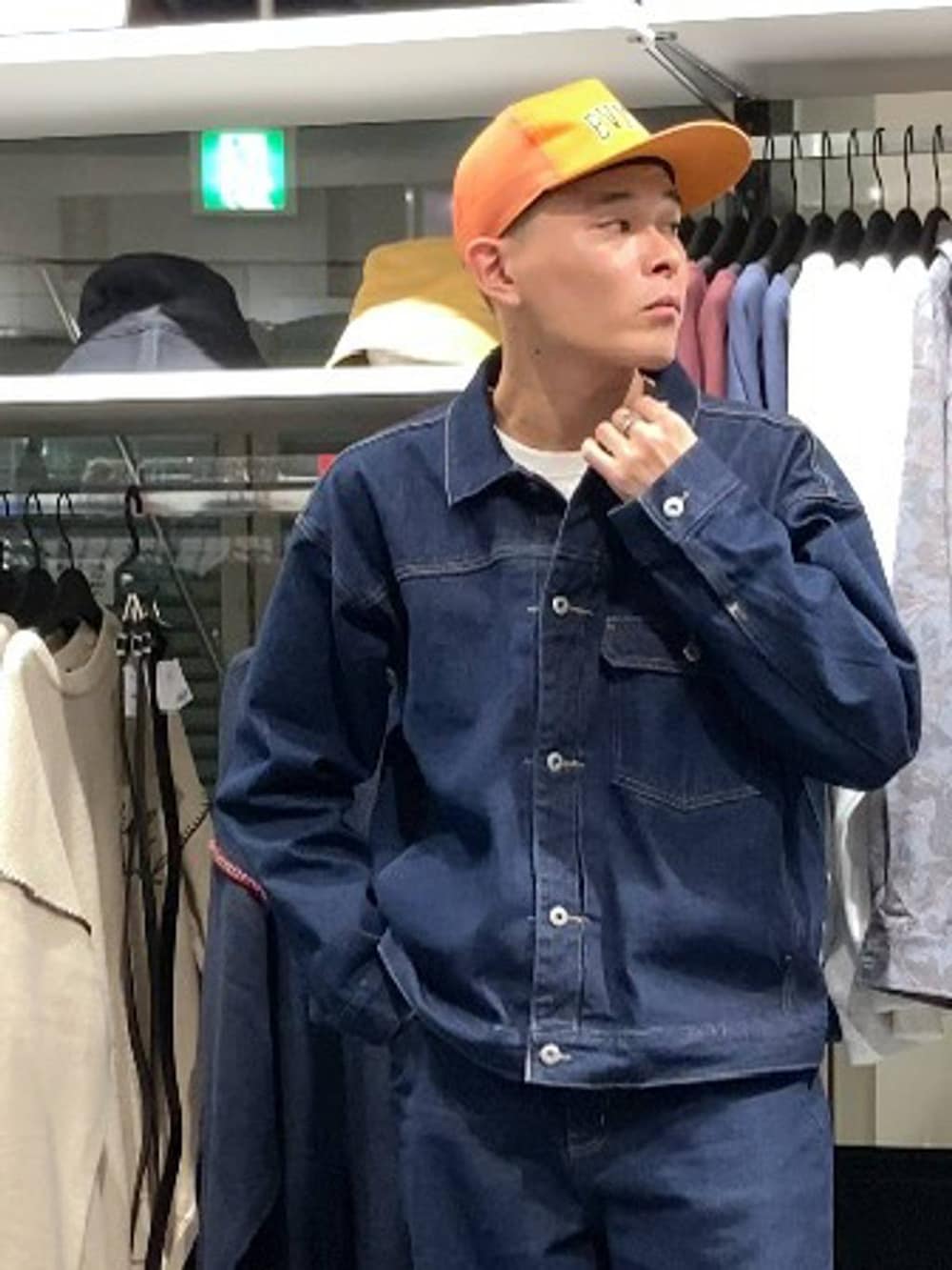 ブルー系のデニムジャケットを着用したメンズの秋コーディネートの5枚目の写真