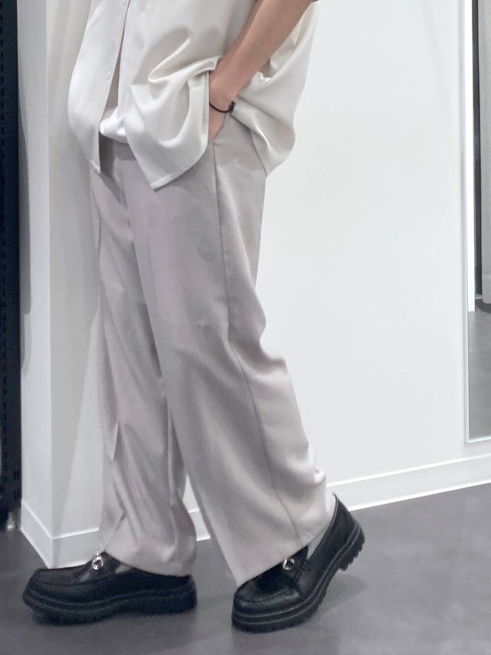 ホワイト系のシャツ/ブラウス、ブラック系のローファー、グレー系のその他パンツを着用したメンズの春コーディネートの8枚目の写真