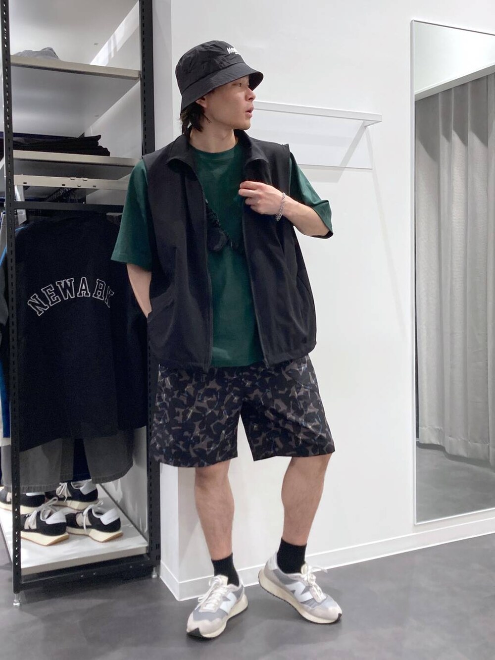 グレー系のスニーカーを着用したメンズの春コーディネートの5枚目の写真